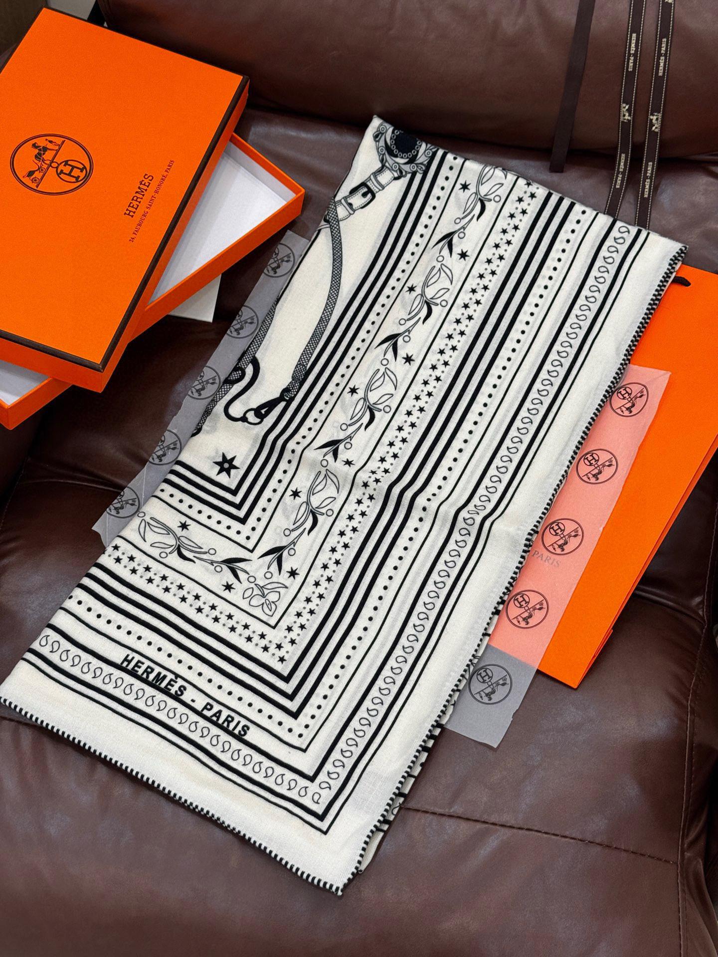 上新💕。丝绒方巾 【爱马仕2025春夏 亚马逊的庆典 Bandana，佩斯利花纹，生机勃勃的图案】（双面