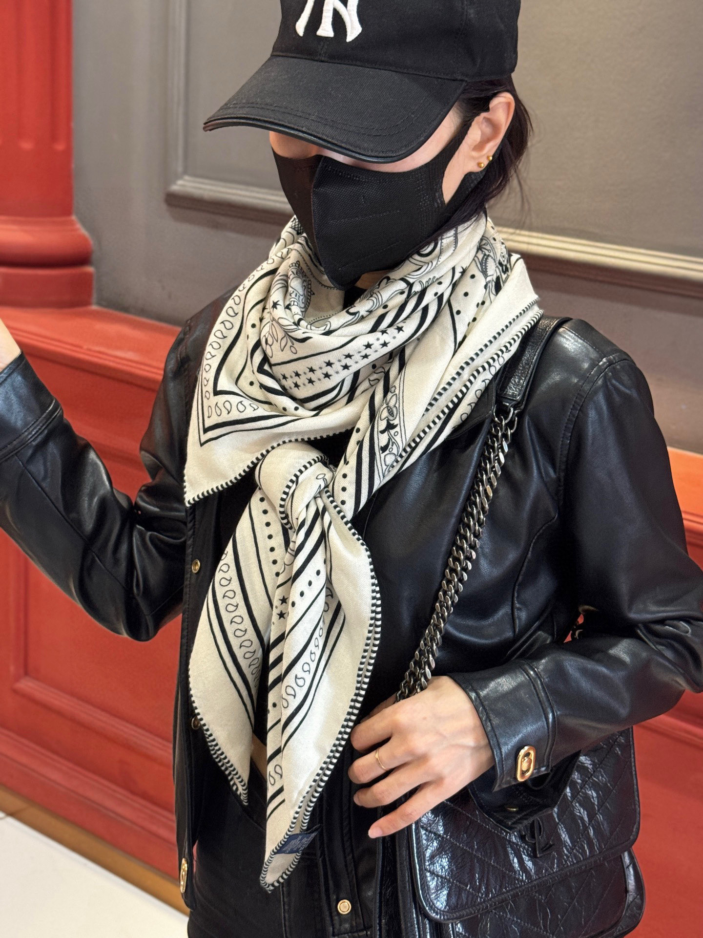 上新💕。丝绒方巾 【爱马仕2025春夏 亚马逊的庆典 Bandana，佩斯利花纹，生机勃勃的图案】（双面