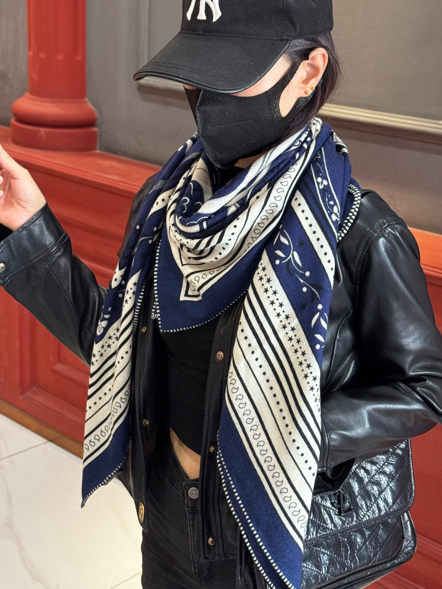 上新💕。丝绒方巾 【爱马仕2025春夏 亚马逊的庆典 Bandana，佩斯利花纹，生机勃勃的图案】（双面