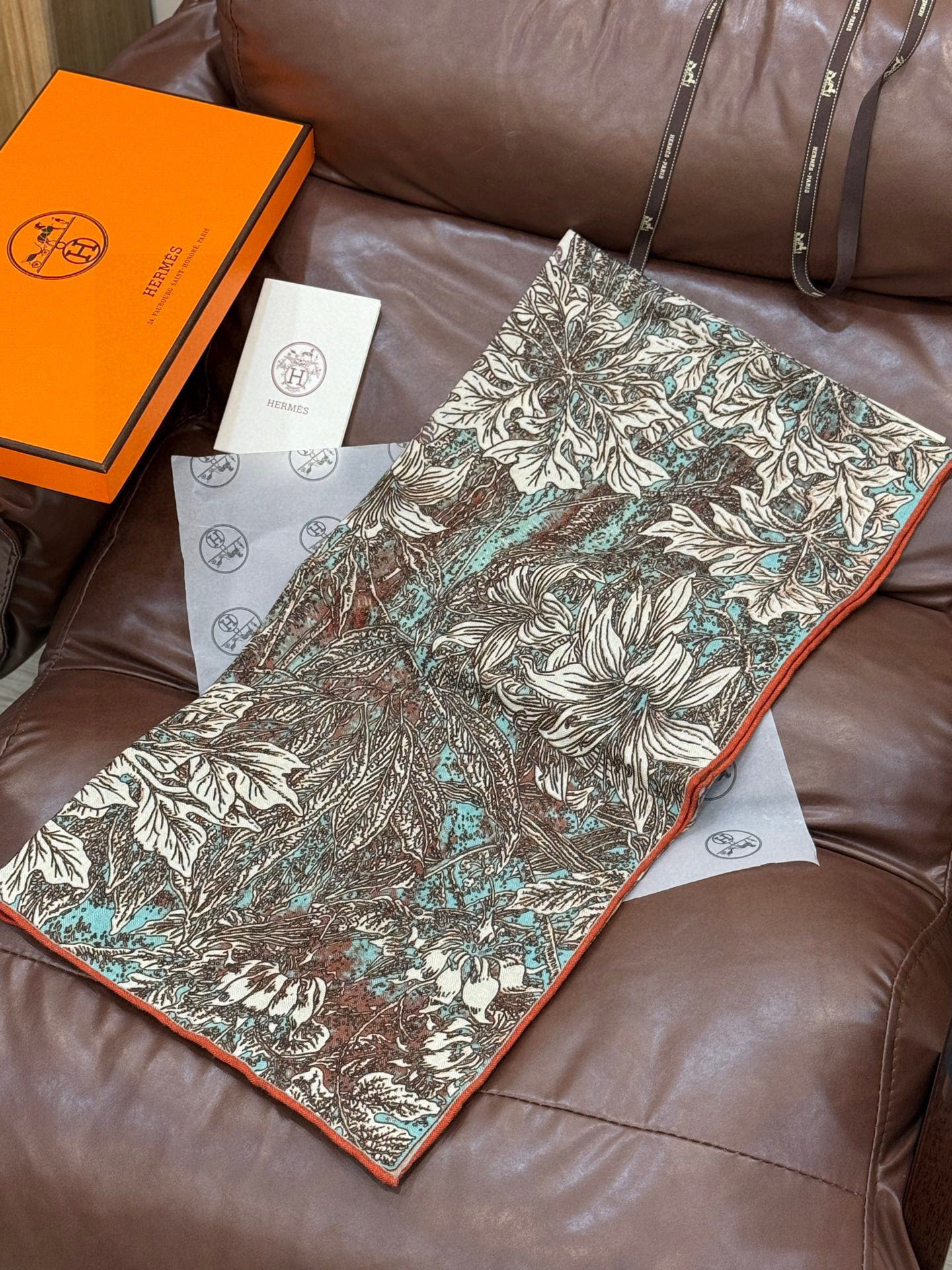 💟2025年秋冬抢先 上新💞【双面同色丝毛方巾】手工卷边山羊绒和真丝混纺披肩（70%山羊绒，30%桑蚕丝