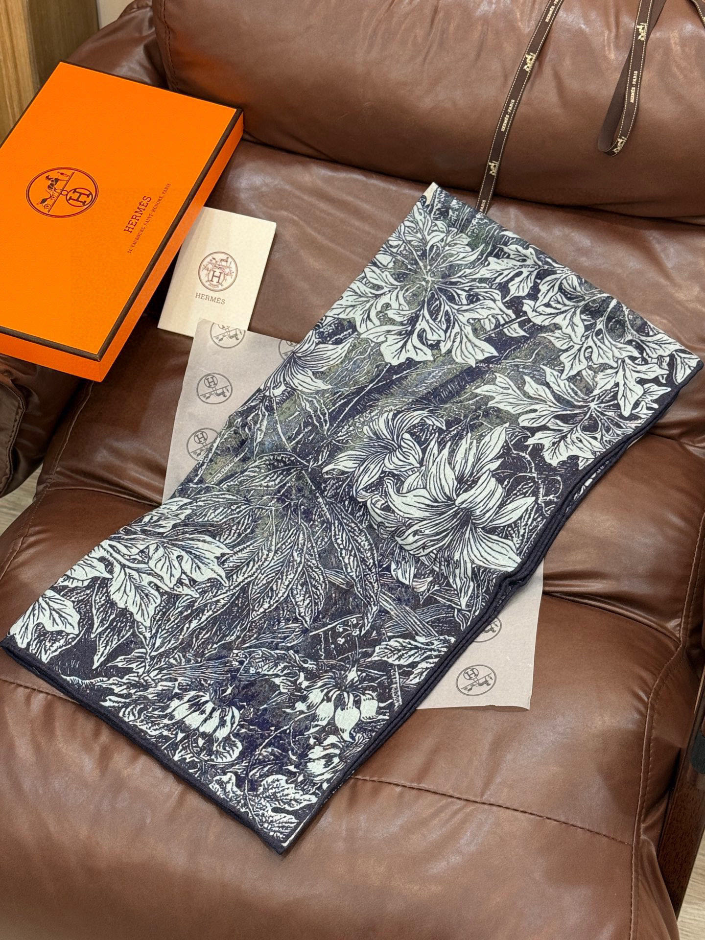 💟2025年秋冬抢先 上新💞【双面同色丝毛方巾】手工卷边山羊绒和真丝混纺披肩（70%山羊绒，30%桑蚕丝