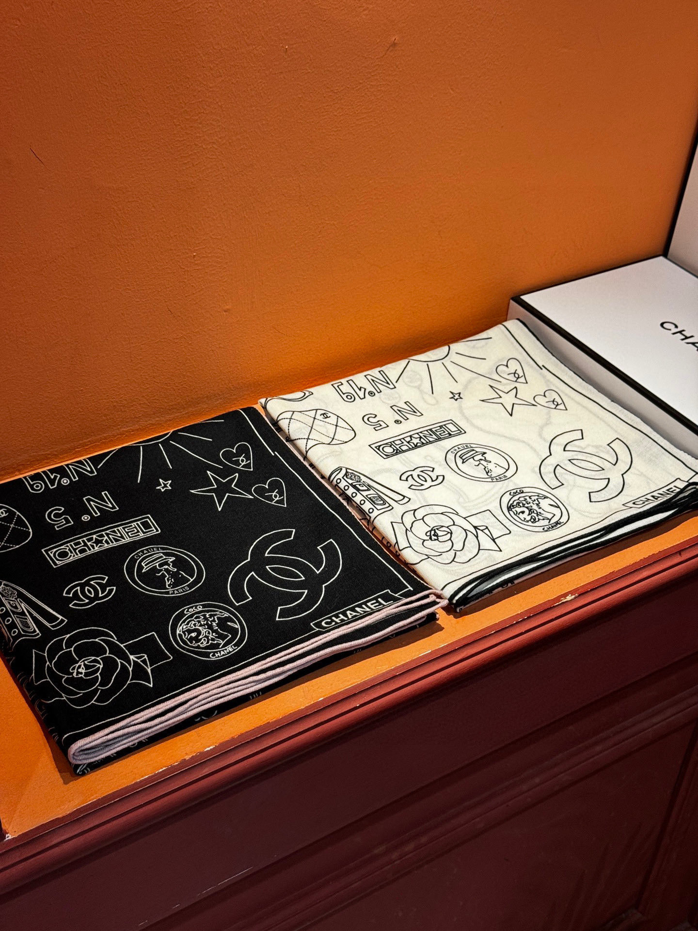 【升级双面同色 加密面料】 上新❤️ 140*140台版印花 黑白二色 高级都市新贵！山茶花的再一次邂逅