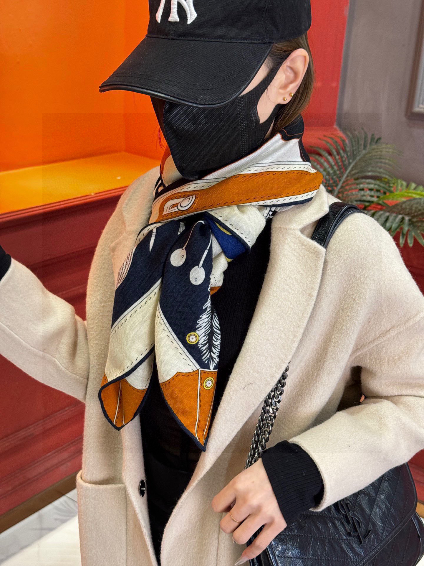 上新❤️。【手提行李】 上新中~这款“手提行李”的款式花色也还是比较经典的颜色色也很秋冬。创作渊源从委内