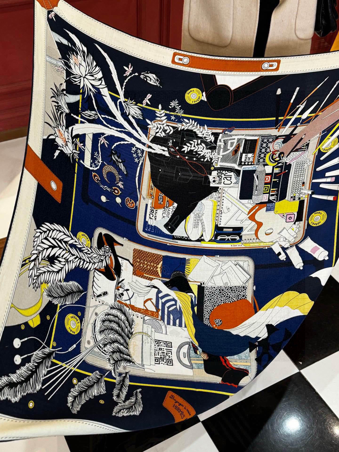 上新❤️。【手提行李】 上新中~这款“手提行李”的款式花色也还是比较经典的颜色色也很秋冬。创作渊源从委内