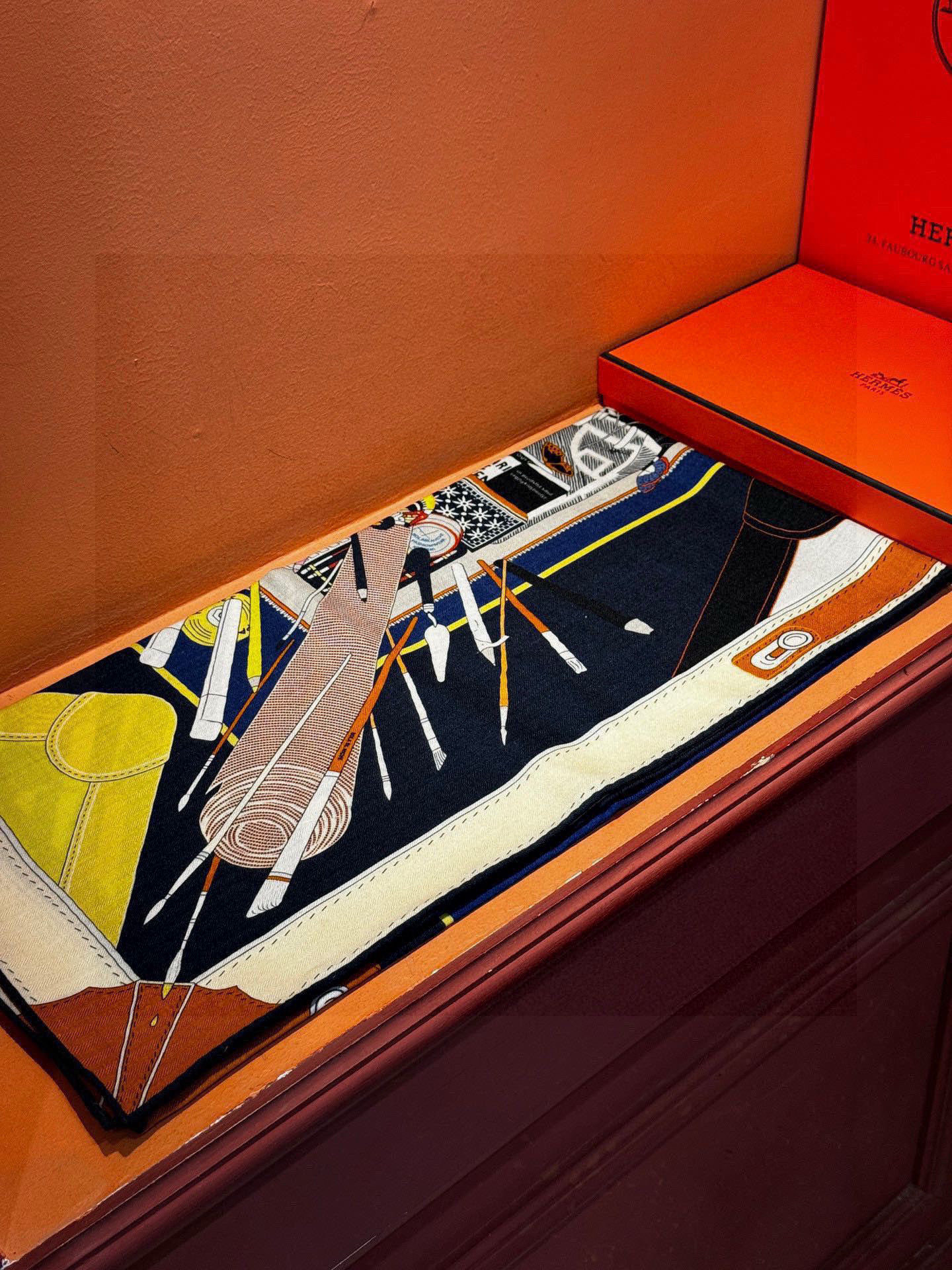 上新❤️。【手提行李】 上新中~这款“手提行李”的款式花色也还是比较经典的颜色色也很秋冬。创作渊源从委内