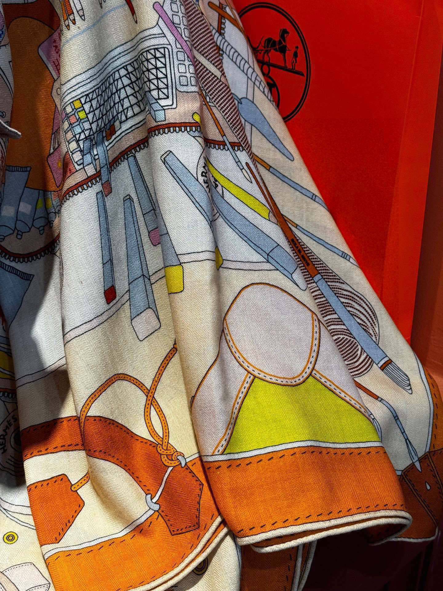 上新❤️。【手提行李】 上新中~这款“手提行李”的款式花色也还是比较经典的颜色色也很秋冬。创作渊源从委内