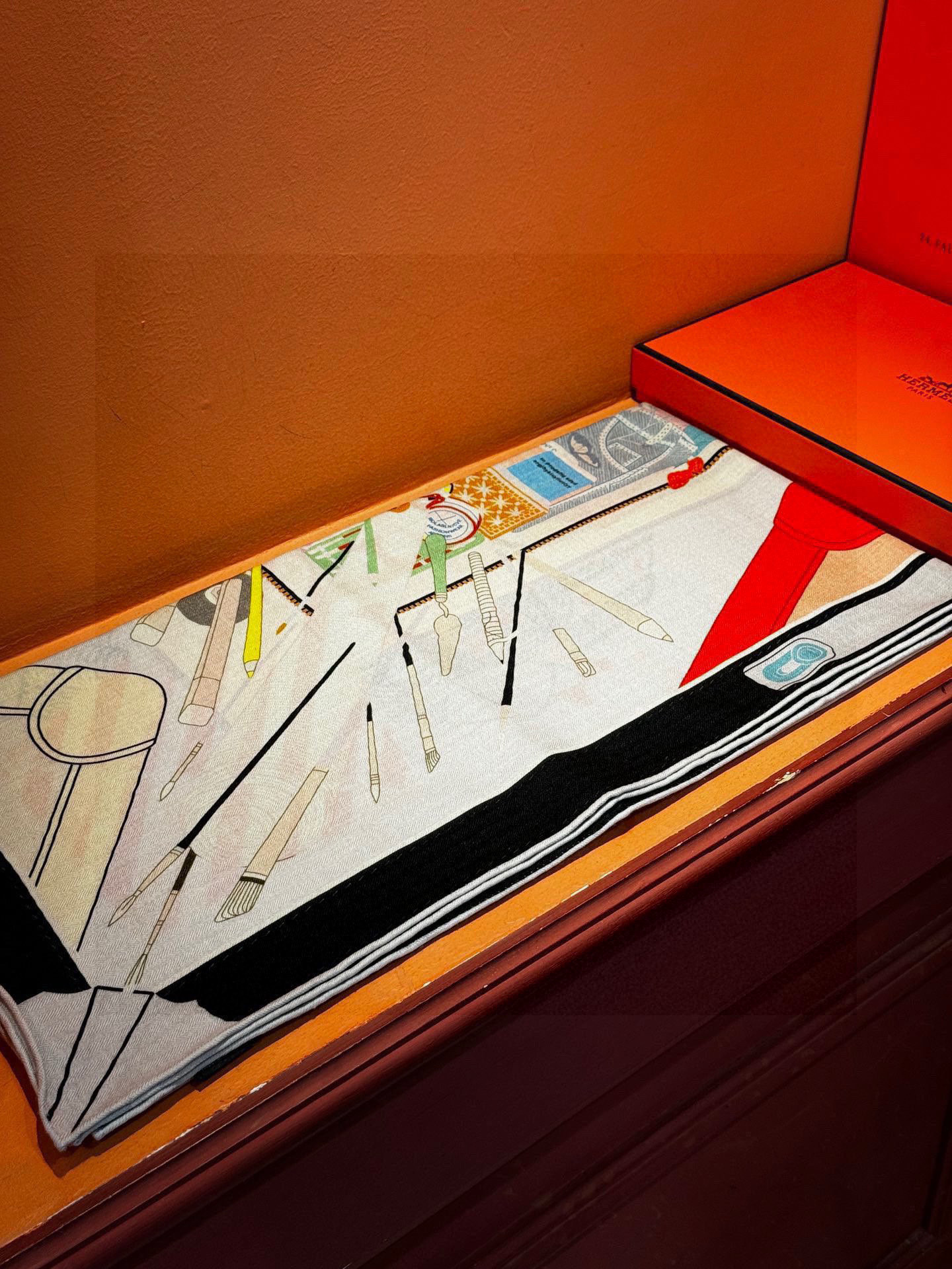 上新❤️。【手提行李】 上新中~这款“手提行李”的款式花色也还是比较经典的颜色色也很秋冬。创作渊源从委内