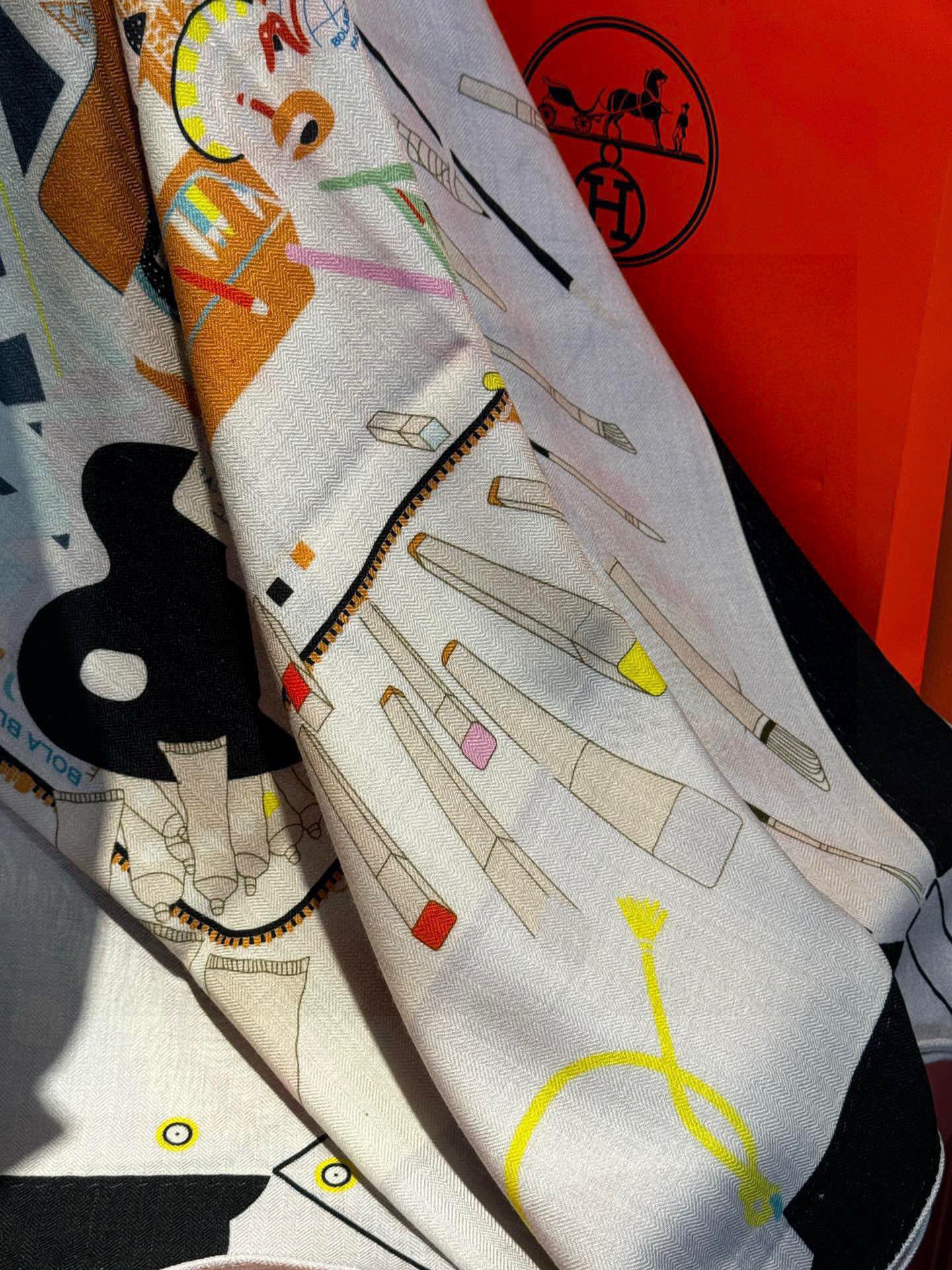 上新❤️。【手提行李】 上新中~这款“手提行李”的款式花色也还是比较经典的颜色色也很秋冬。创作渊源从委内