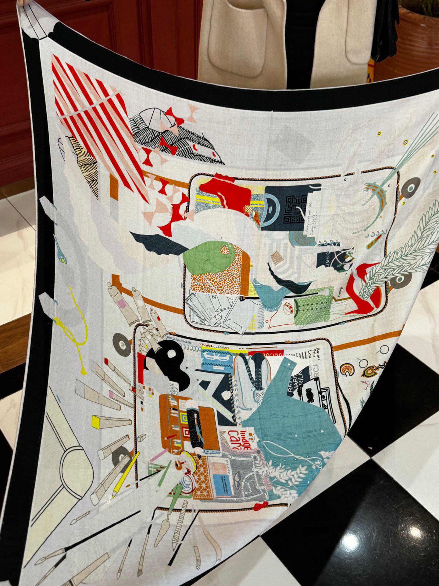 上新❤️。【手提行李】 上新中~这款“手提行李”的款式花色也还是比较经典的颜色色也很秋冬。创作渊源从委内