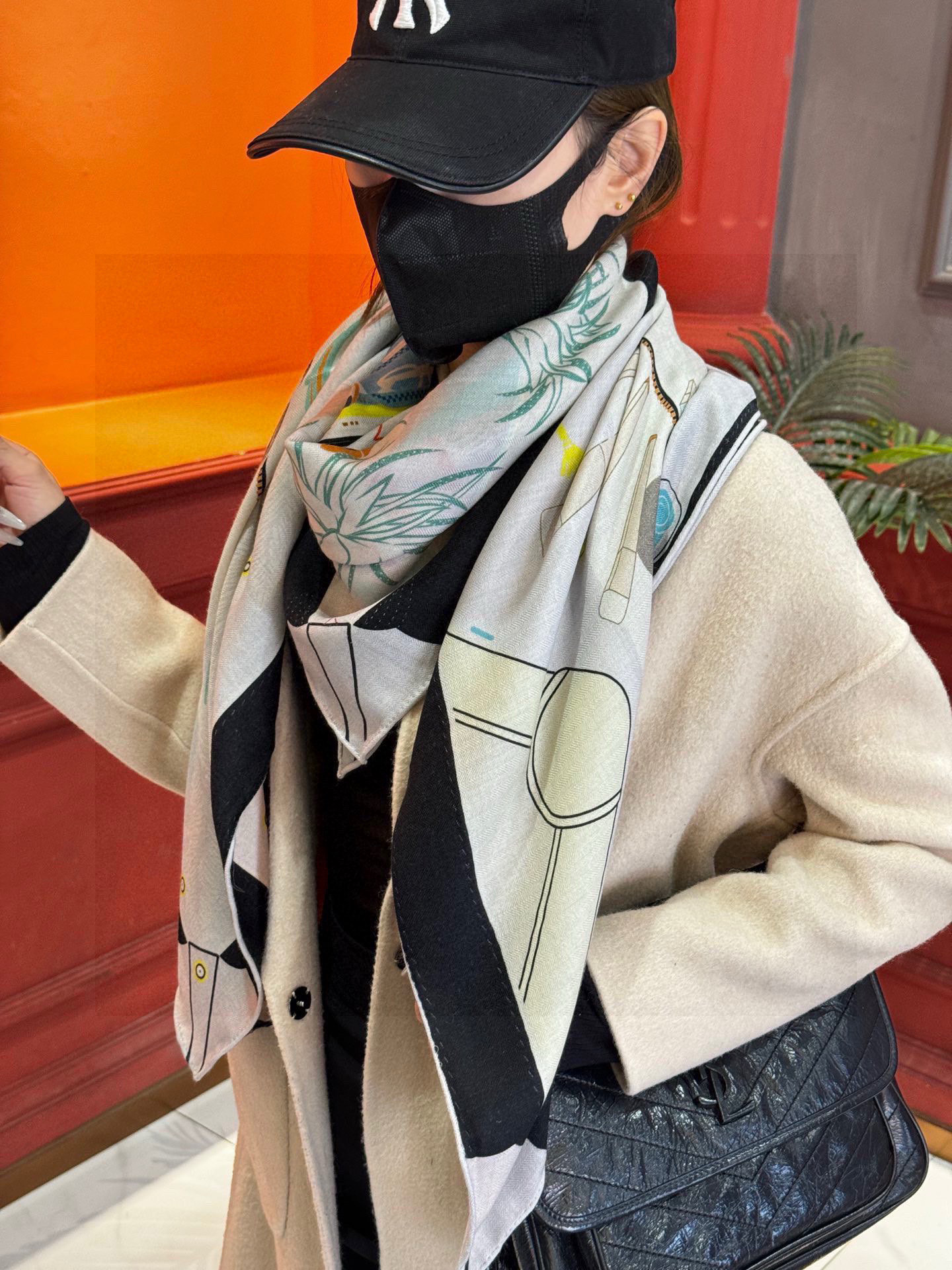 上新❤️。【手提行李】 上新中~这款“手提行李”的款式花色也还是比较经典的颜色色也很秋冬。创作渊源从委内