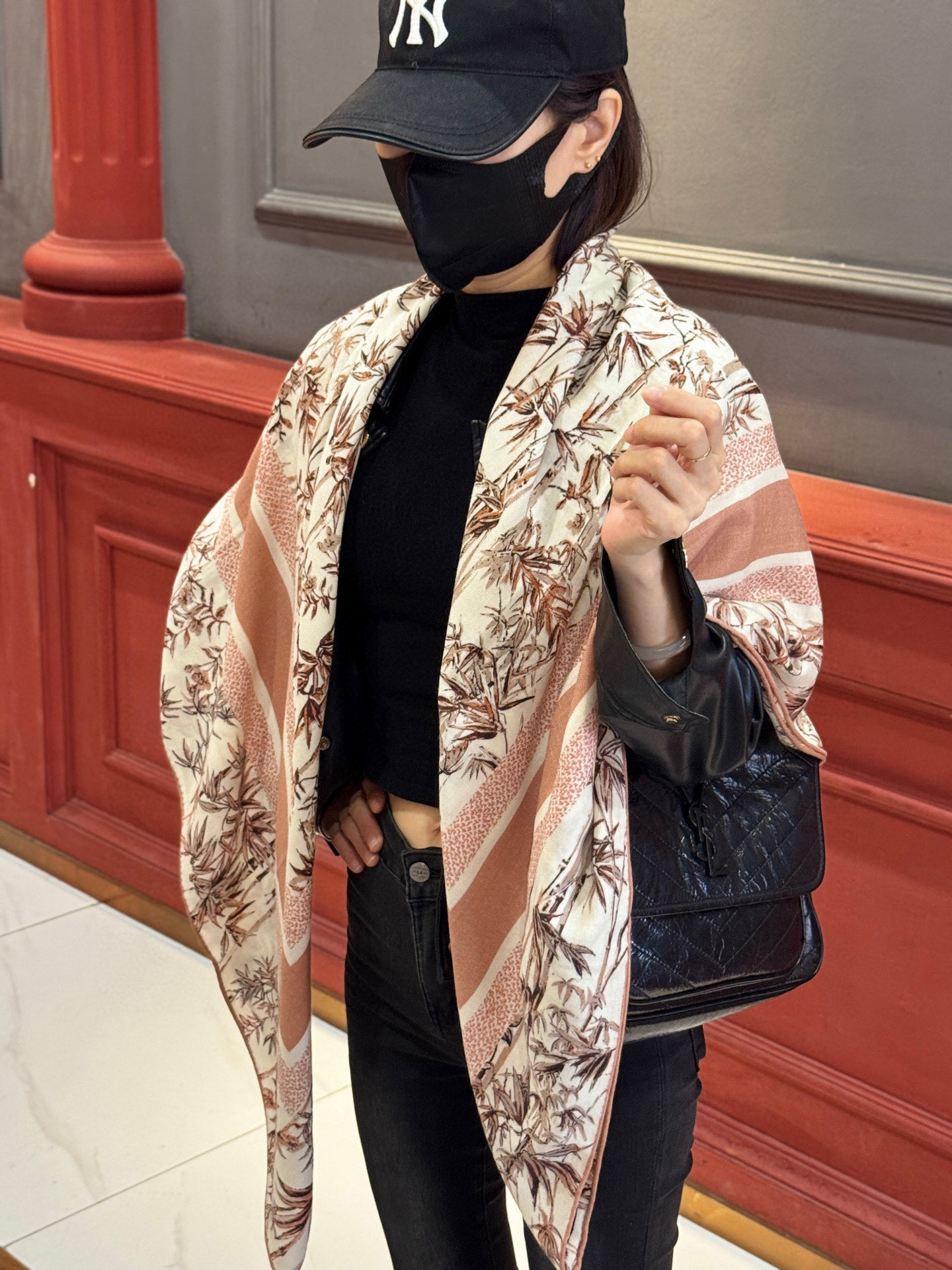 Dior 140丝毛双面同色印花披肩140 厘米丝毛面料多色 Millefiori 图案这款披肩饰以多色