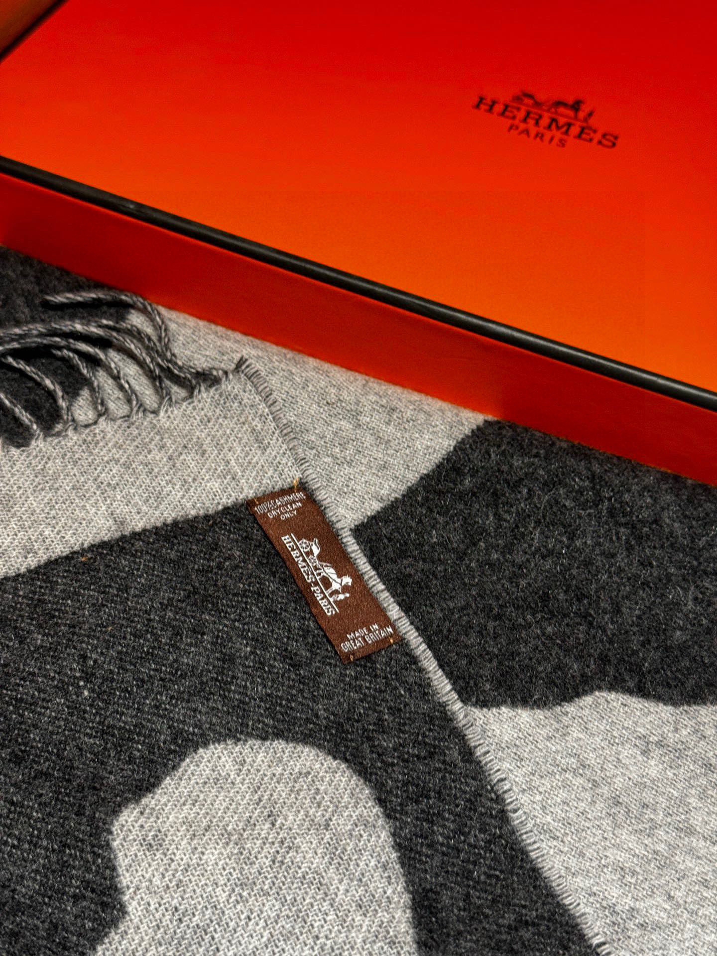 爱马仕新款 这款围巾采用细腻的撞色提花编织，呈现杰夫·麦克菲里奇（Geoff McFetridge）设计