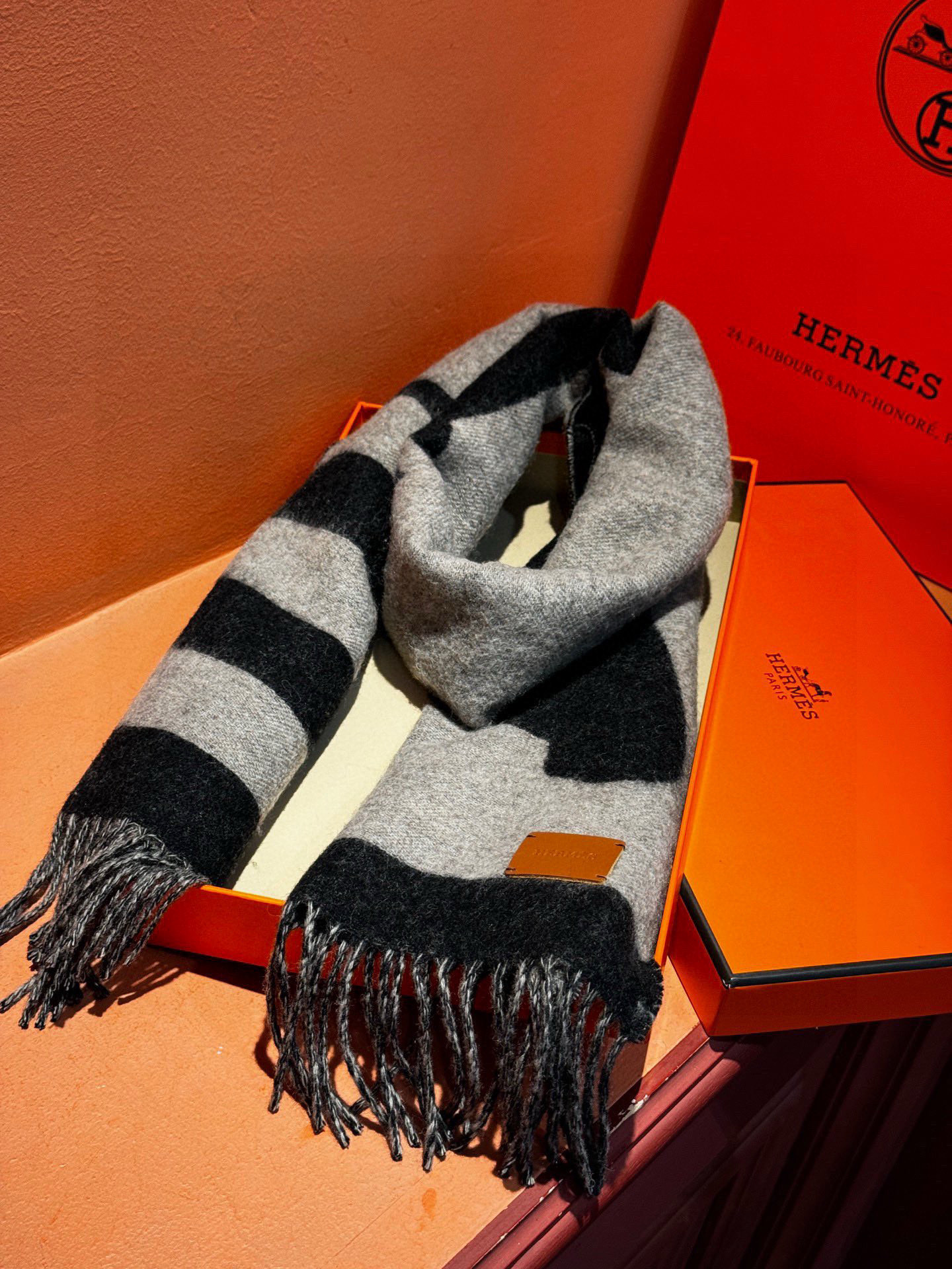 爱马仕新款 这款围巾采用细腻的撞色提花编织，呈现杰夫·麦克菲里奇（Geoff McFetridge）设计