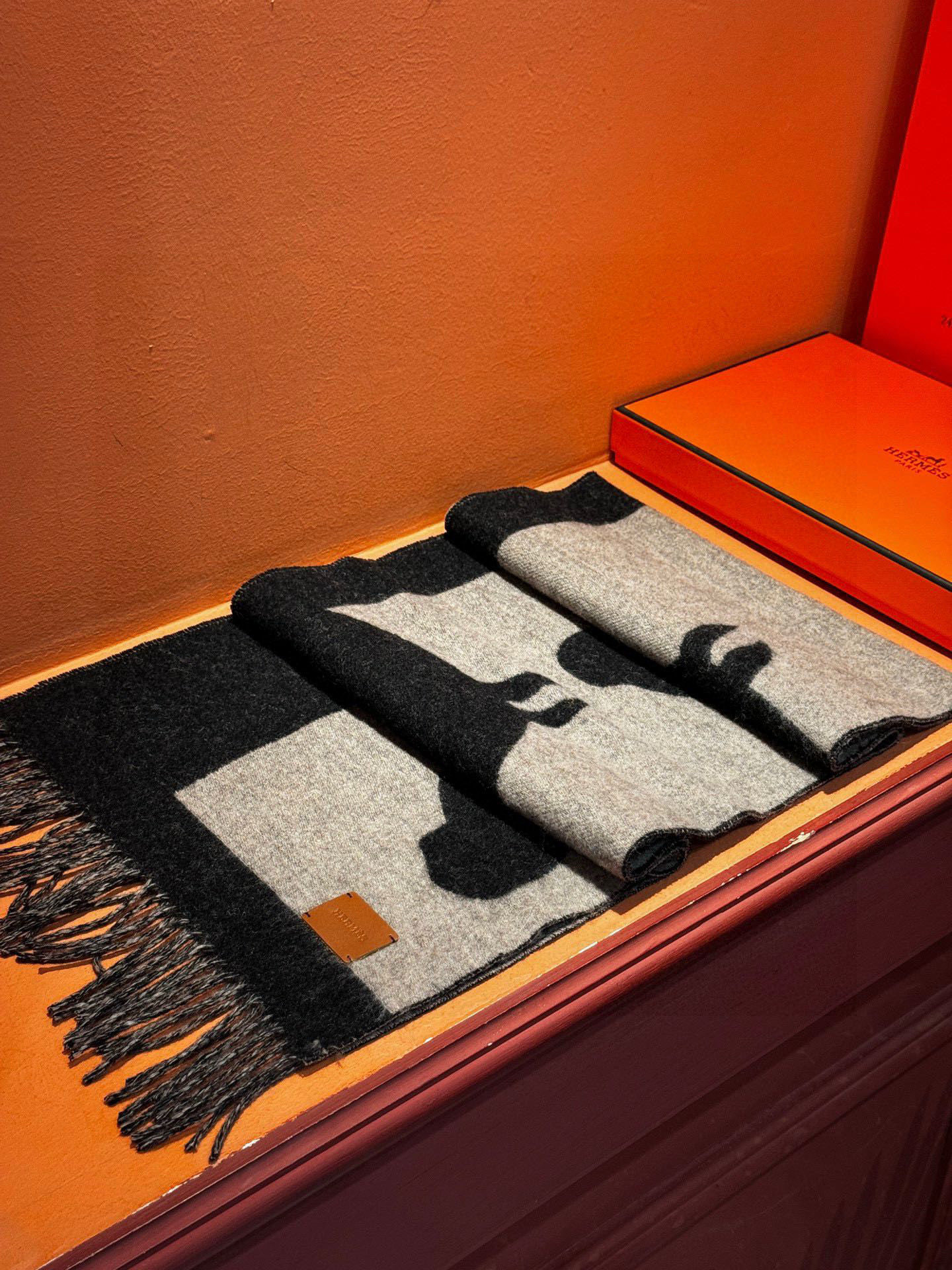 爱马仕新款 这款围巾采用细腻的撞色提花编织，呈现杰夫·麦克菲里奇（Geoff McFetridge）设计