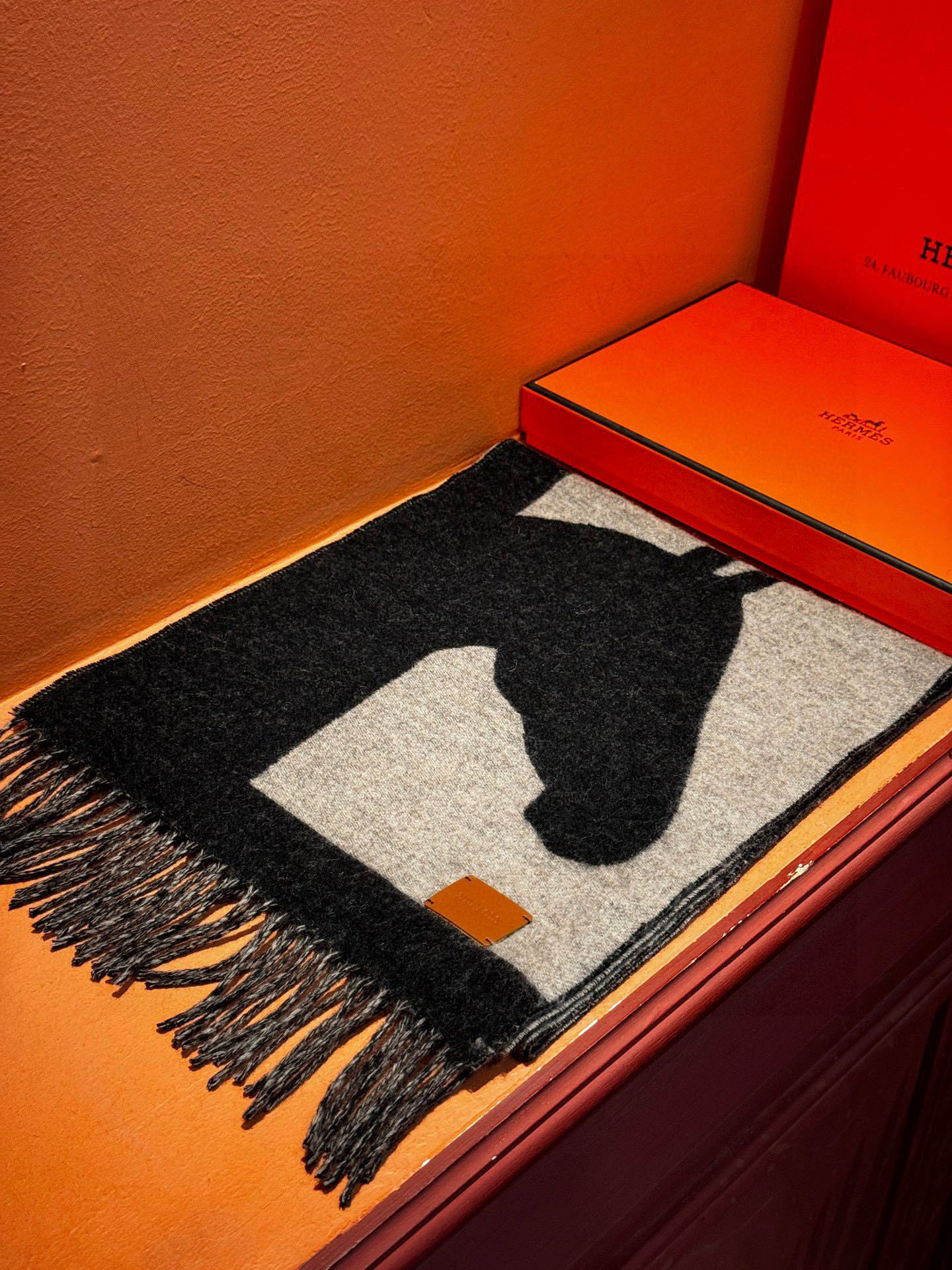 爱马仕新款 这款围巾采用细腻的撞色提花编织，呈现杰夫·麦克菲里奇（Geoff McFetridge）设计