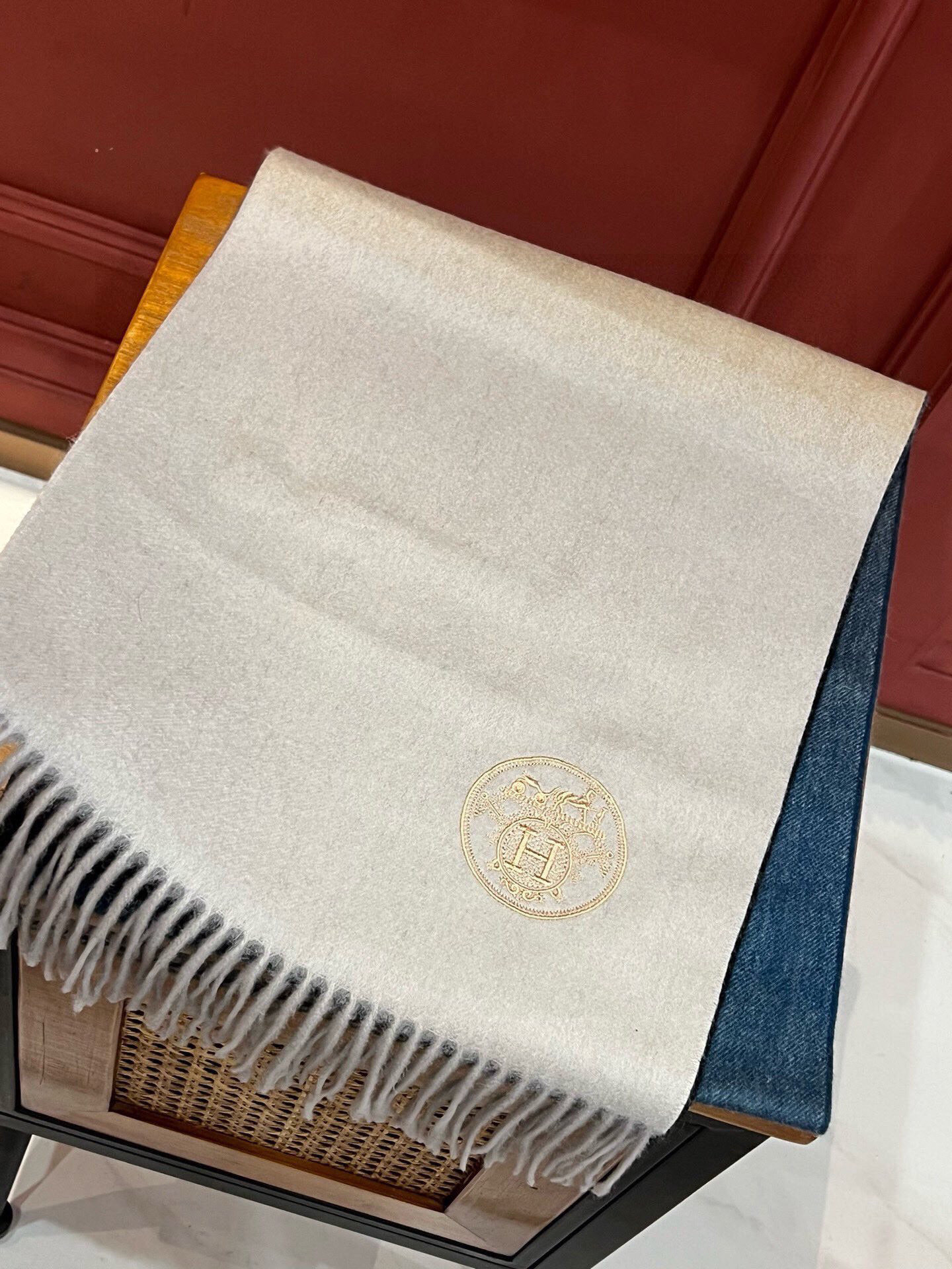 ✨✨太美了😍 爱马仕 美到要尖叫😱专柜最新款🎊英伦欧美范儿「多色渐变」又是一款即时尚又实用的大围巾&长巾