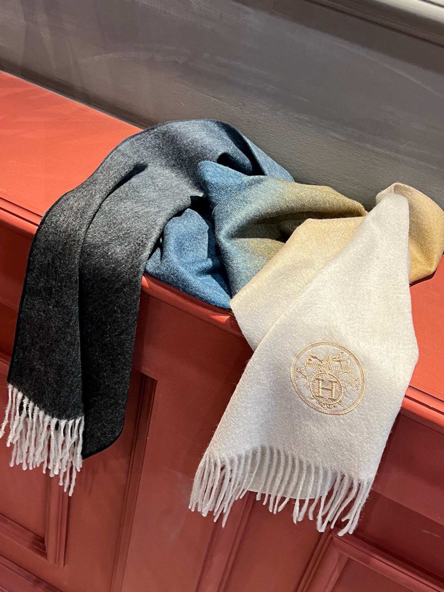 ✨✨太美了😍 爱马仕 美到要尖叫😱专柜最新款🎊英伦欧美范儿「多色渐变」又是一款即时尚又实用的大围巾&长巾