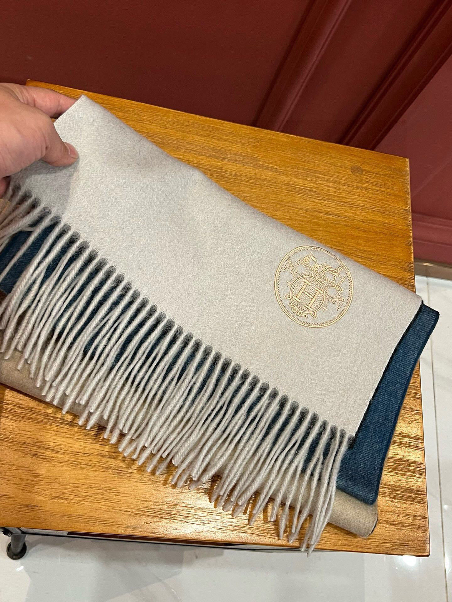 ✨✨太美了😍 爱马仕 美到要尖叫😱专柜最新款🎊英伦欧美范儿「多色渐变」又是一款即时尚又实用的大围巾&长巾