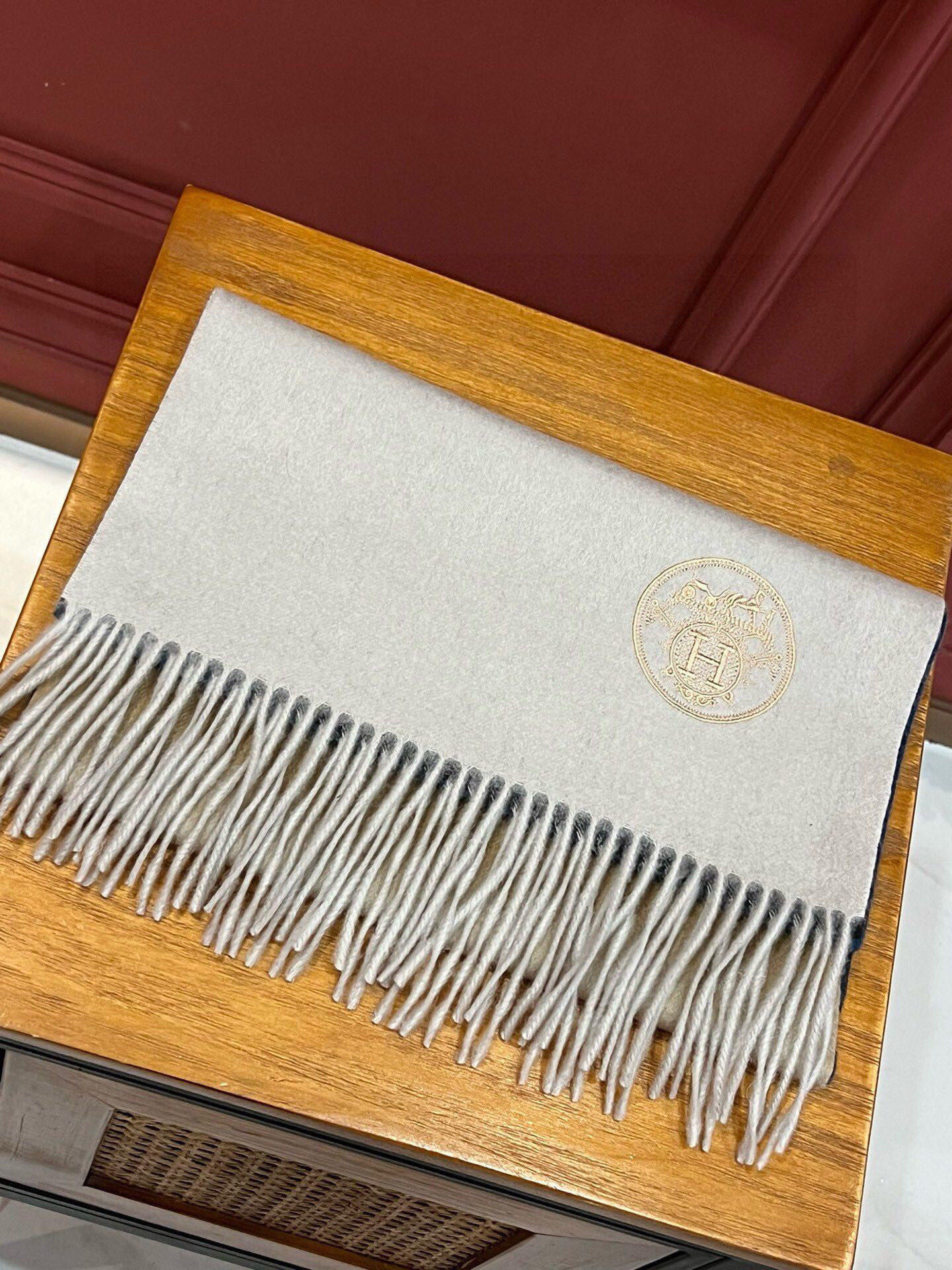 ✨✨太美了😍 爱马仕 美到要尖叫😱专柜最新款🎊英伦欧美范儿「多色渐变」又是一款即时尚又实用的大围巾&长巾