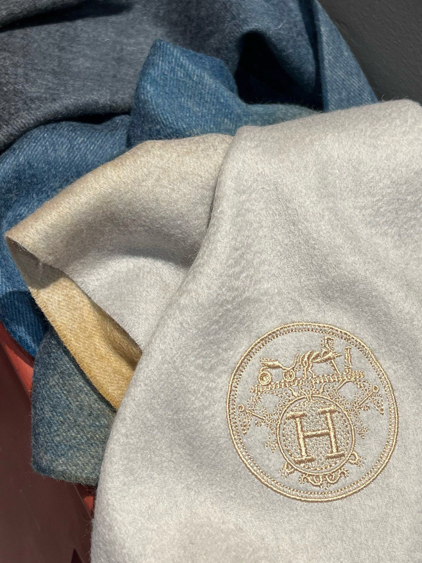 ✨✨太美了😍 爱马仕 美到要尖叫😱专柜最新款🎊英伦欧美范儿「多色渐变」又是一款即时尚又实用的大围巾&长巾