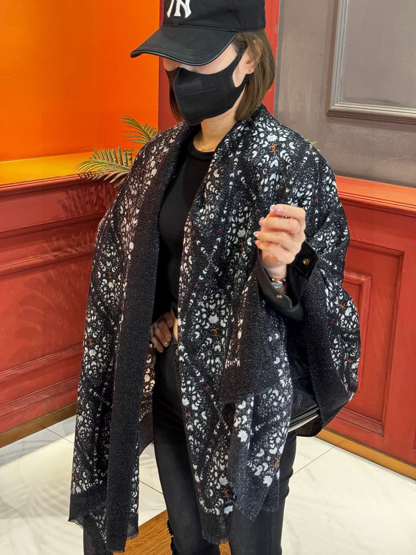 会发光发亮的围巾💟香奶奶专柜上新客供羊绒长巾👑👑 卖的超爆的，亮晶晶✨的银丝上身才会知道她的美，洋气、大