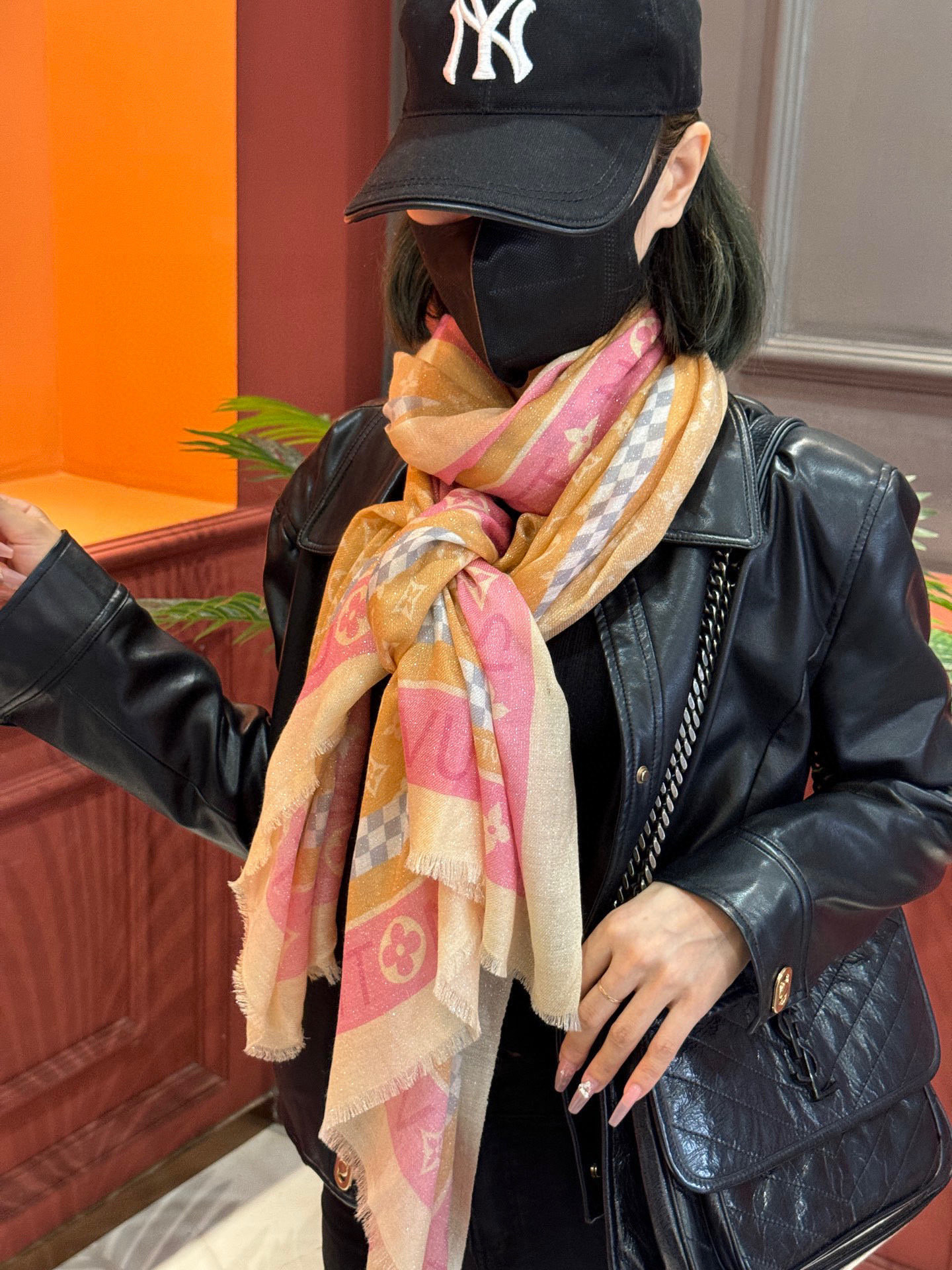 会发光发亮的围巾银丝羊绒长巾✨专柜同步‼️真心赞‼️驴家【L字母与花纹长巾】路易威登经典 Monogra