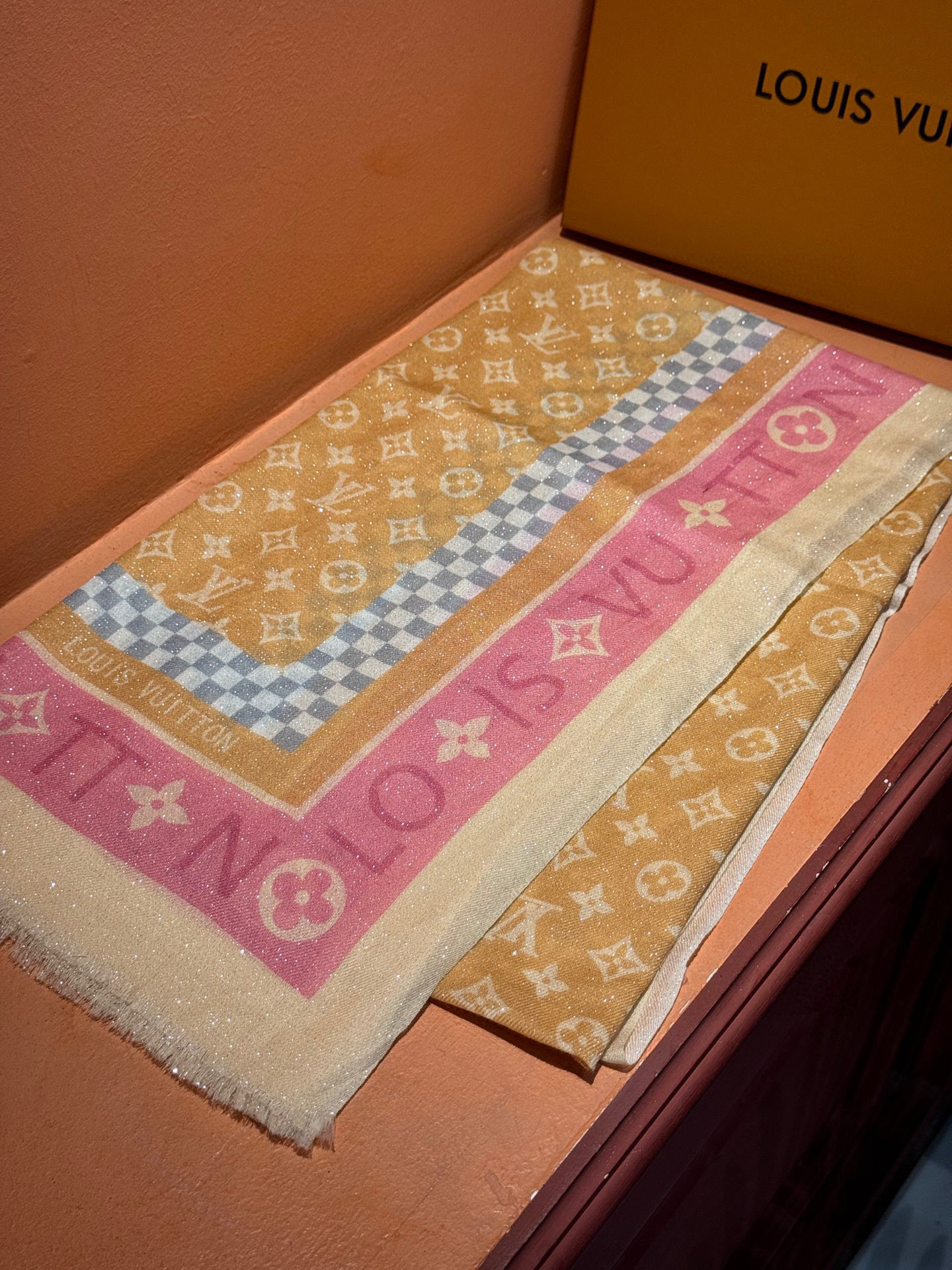 会发光发亮的围巾银丝羊绒长巾✨专柜同步‼️真心赞‼️驴家【L字母与花纹长巾】路易威登经典 Monogra