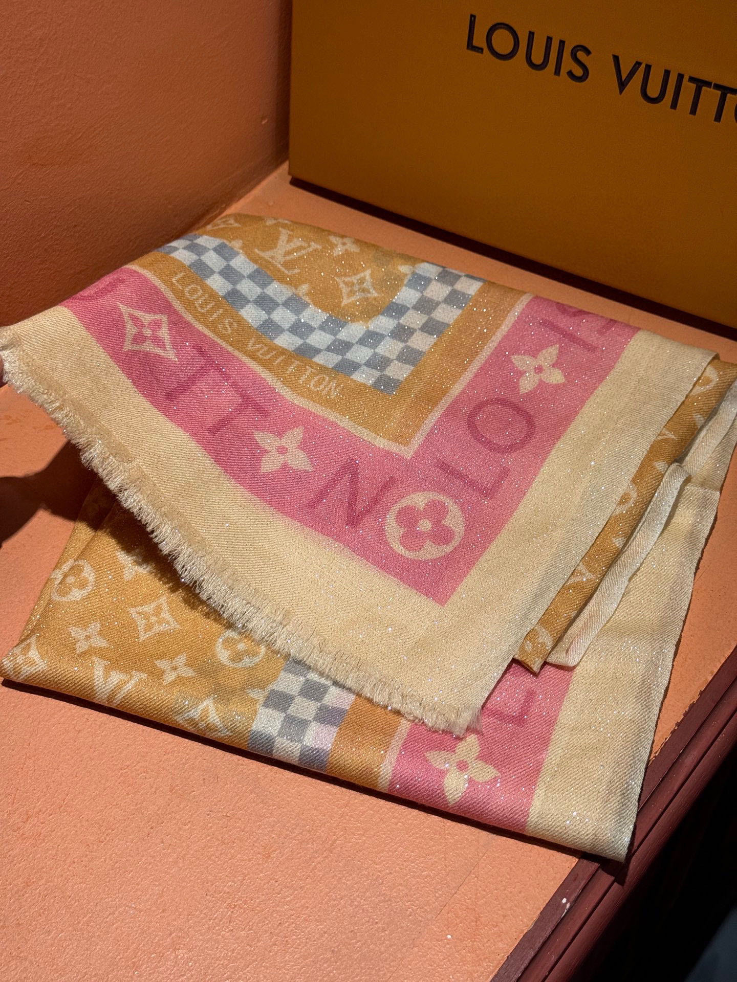 会发光发亮的围巾银丝羊绒长巾✨专柜同步‼️真心赞‼️驴家【L字母与花纹长巾】路易威登经典 Monogra