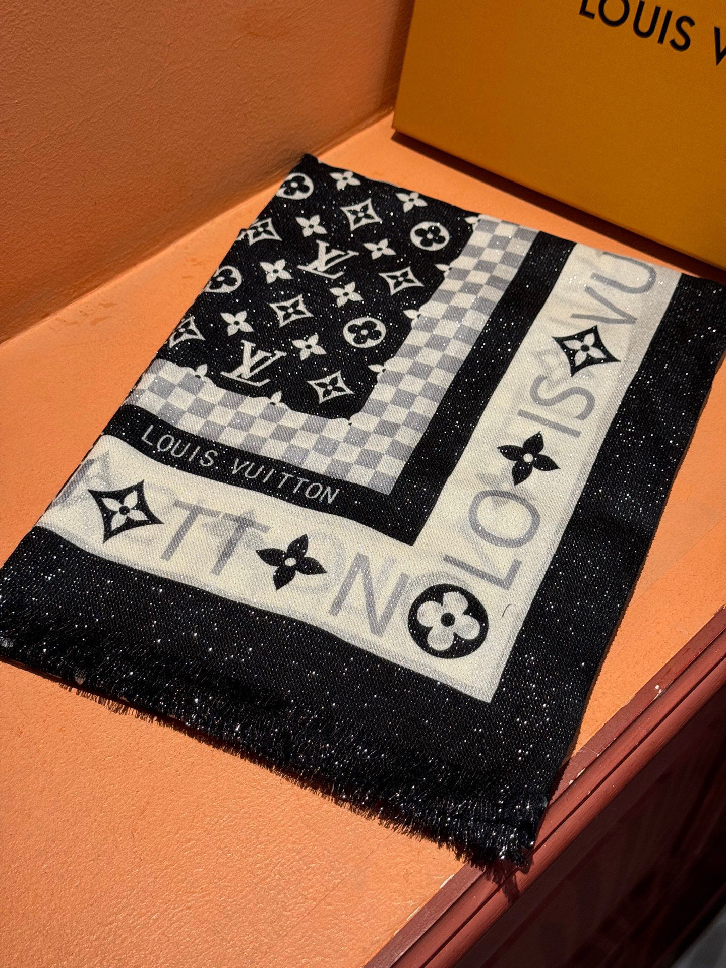 会发光发亮的围巾银丝羊绒长巾✨专柜同步‼️真心赞‼️驴家【L字母与花纹长巾】路易威登经典 Monogra