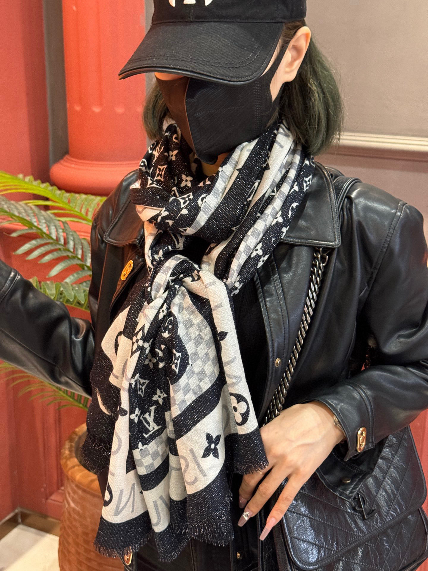 会发光发亮的围巾银丝羊绒长巾✨专柜同步‼️真心赞‼️驴家【L字母与花纹长巾】路易威登经典 Monogra