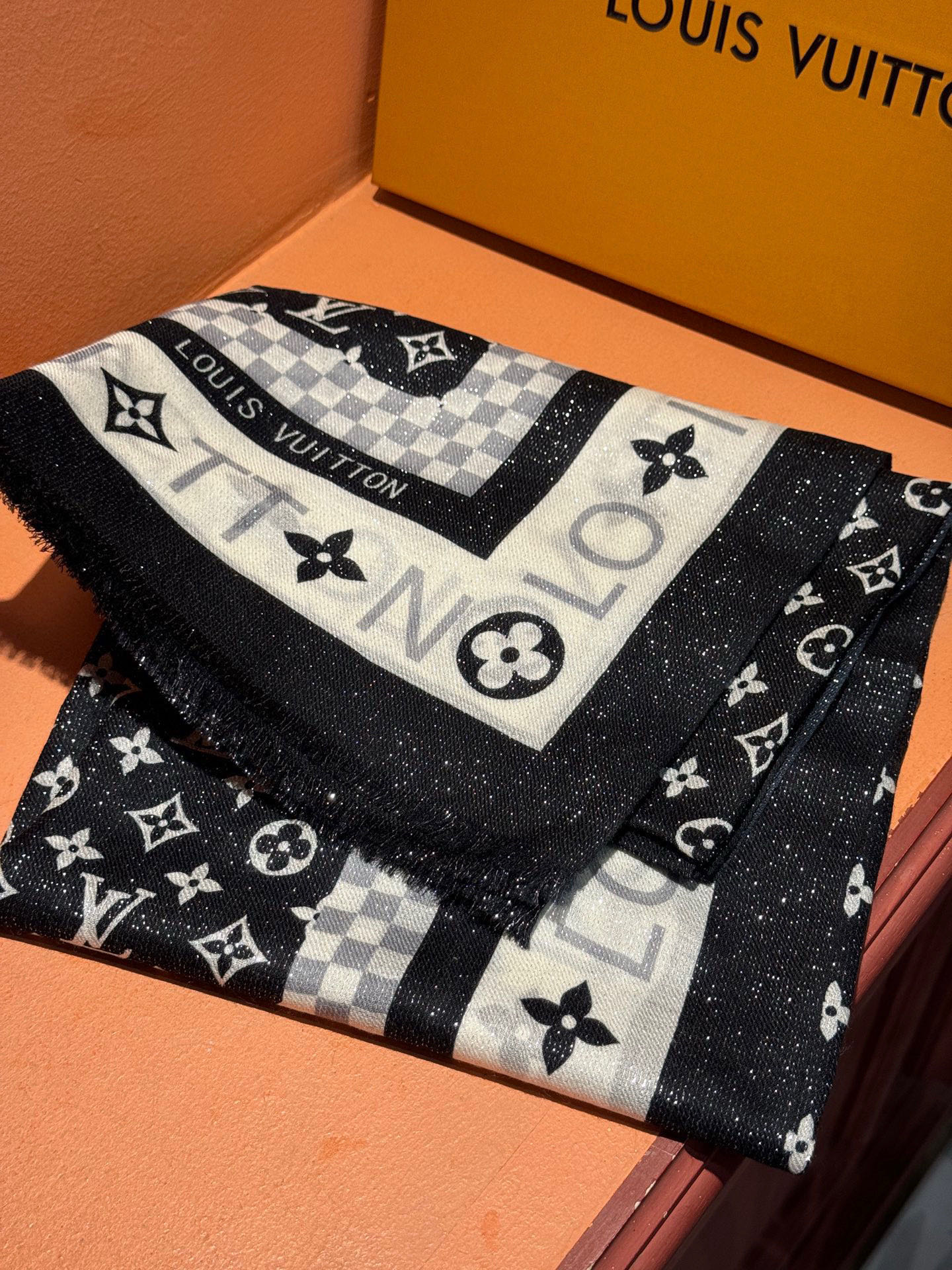 会发光发亮的围巾银丝羊绒长巾✨专柜同步‼️真心赞‼️驴家【L字母与花纹长巾】路易威登经典 Monogra