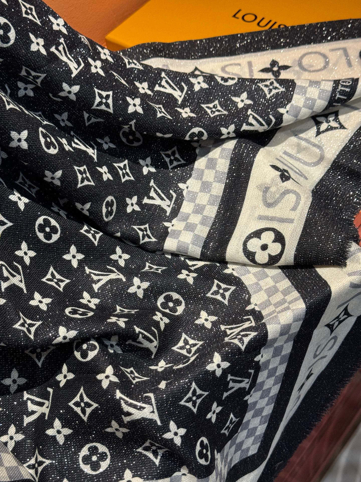 会发光发亮的围巾银丝羊绒长巾✨专柜同步‼️真心赞‼️驴家【L字母与花纹长巾】路易威登经典 Monogra