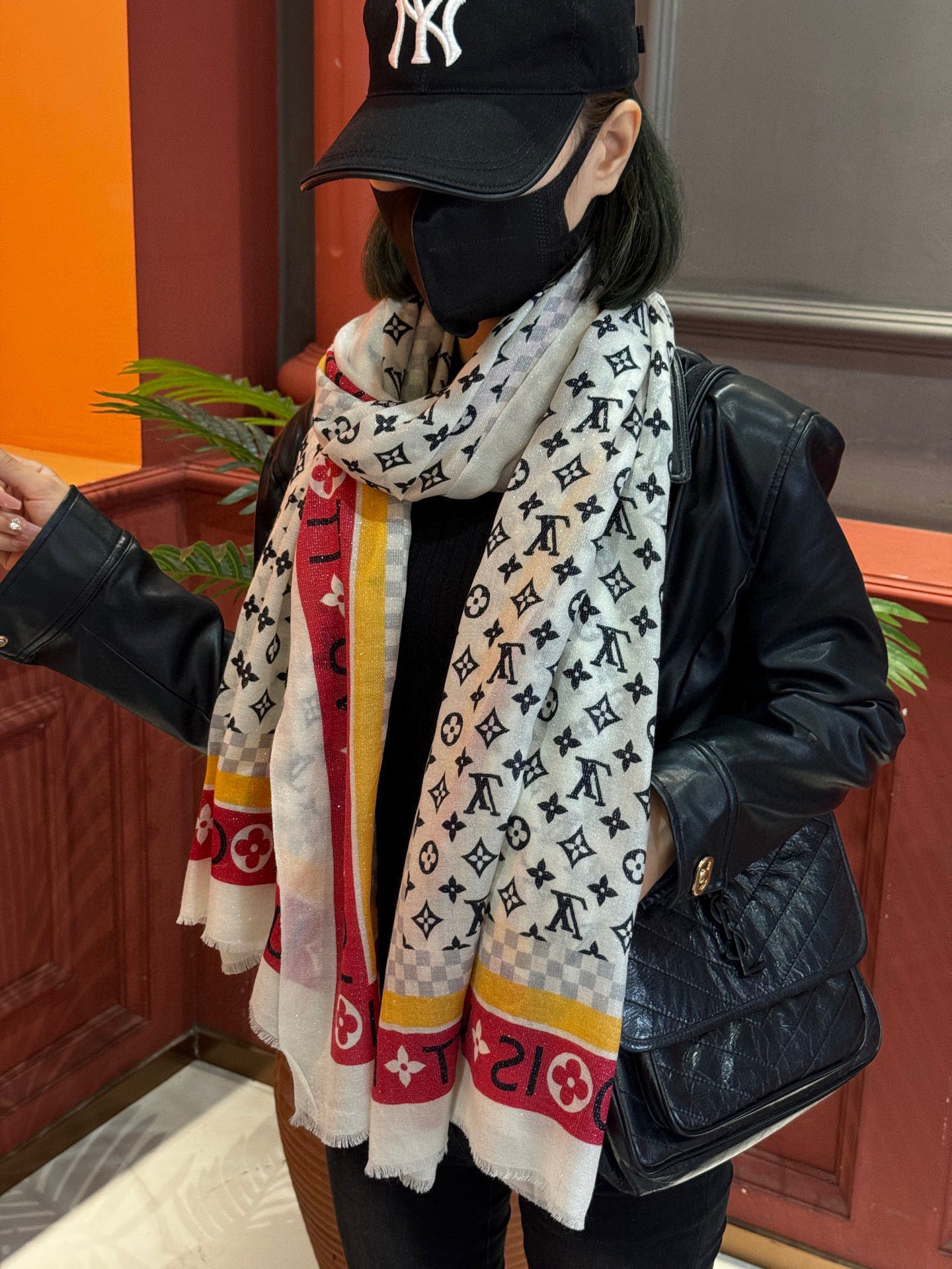 会发光发亮的围巾银丝羊绒长巾✨专柜同步‼️真心赞‼️驴家【L字母与花纹长巾】路易威登经典 Monogra