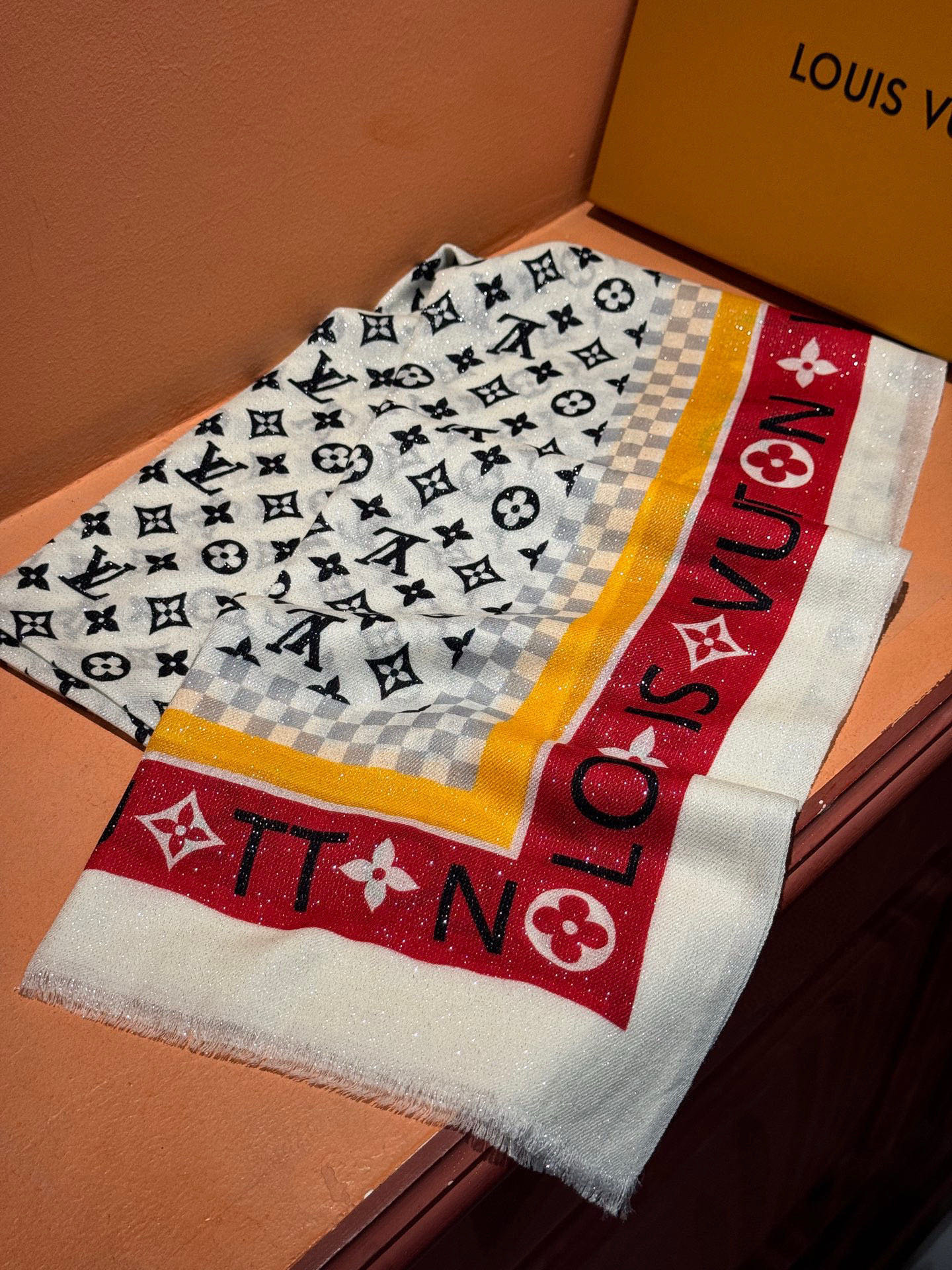 会发光发亮的围巾银丝羊绒长巾✨专柜同步‼️真心赞‼️驴家【L字母与花纹长巾】路易威登经典 Monogra