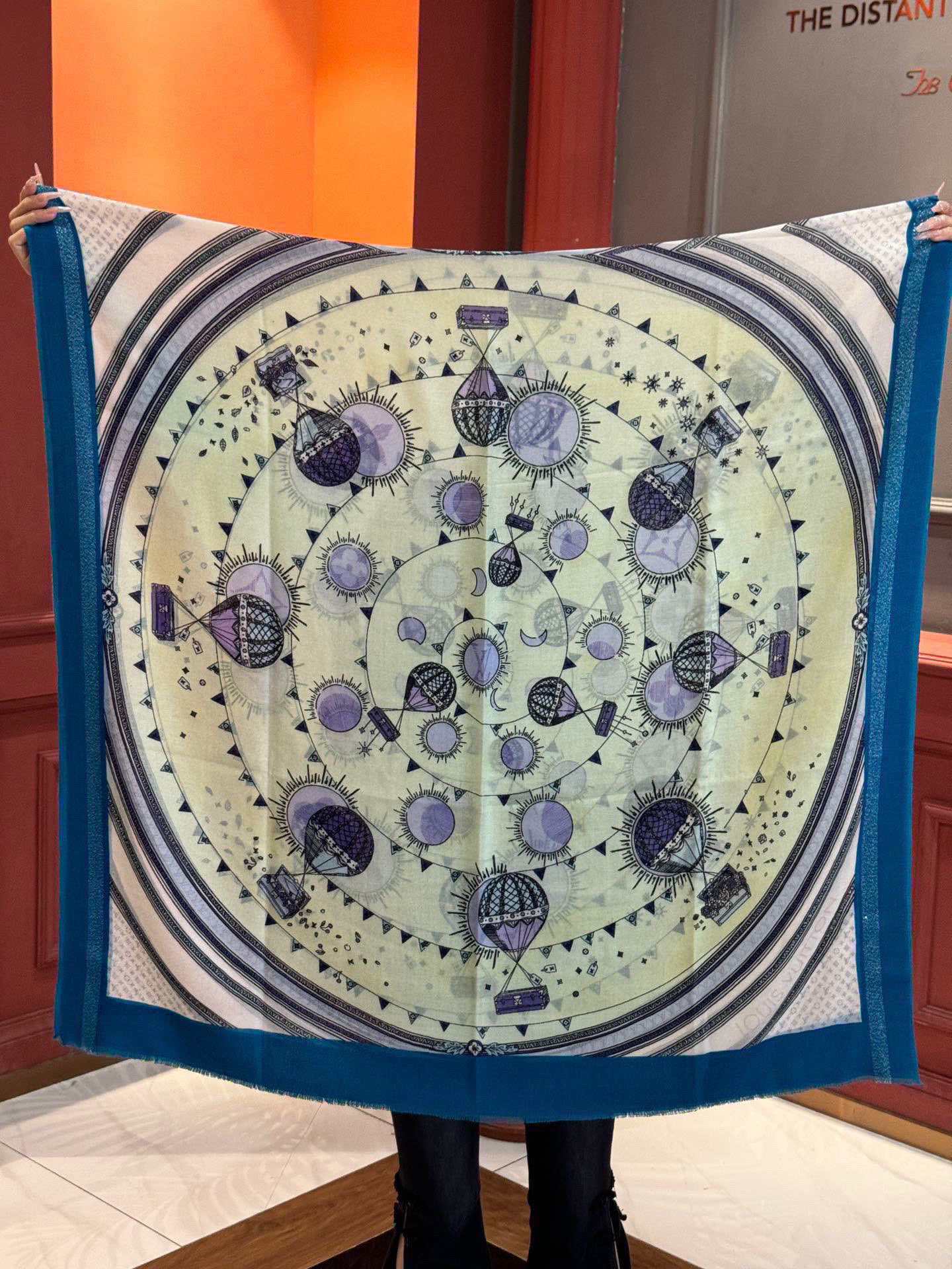 会发光发亮的围巾【热气球】 and Away 系列，致意路易威登的旅行传承。描绘 Monogram 热气