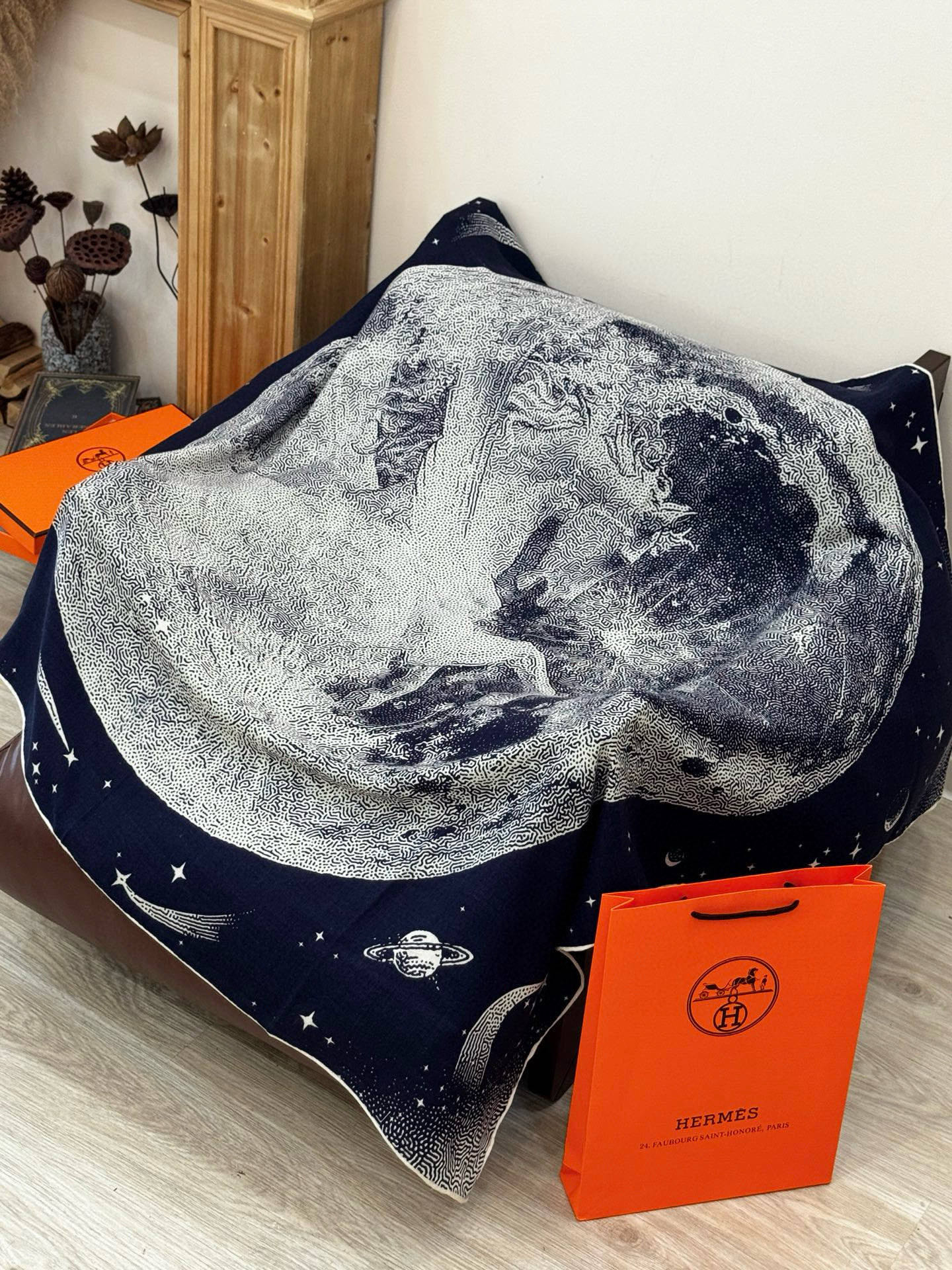 HERMES爱马仕新款|月光飞马Clair de Lune羊绒和真丝披肩，手工卷边(70%羊绒，30%真