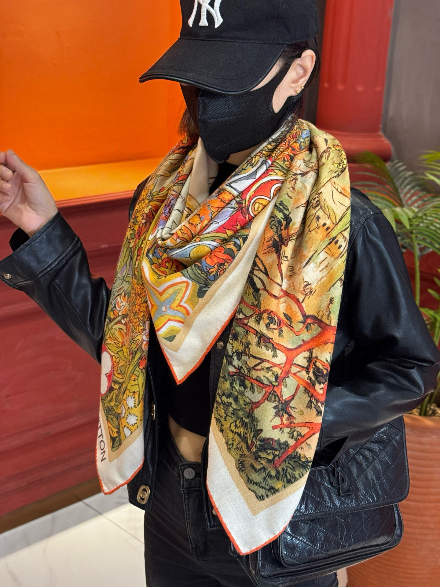 140双面丝毛披肩… LV手工卷边丝毛方巾（30%桑蚕丝70%羊毛）这款经典单品展现强大而迷人的女性魅力