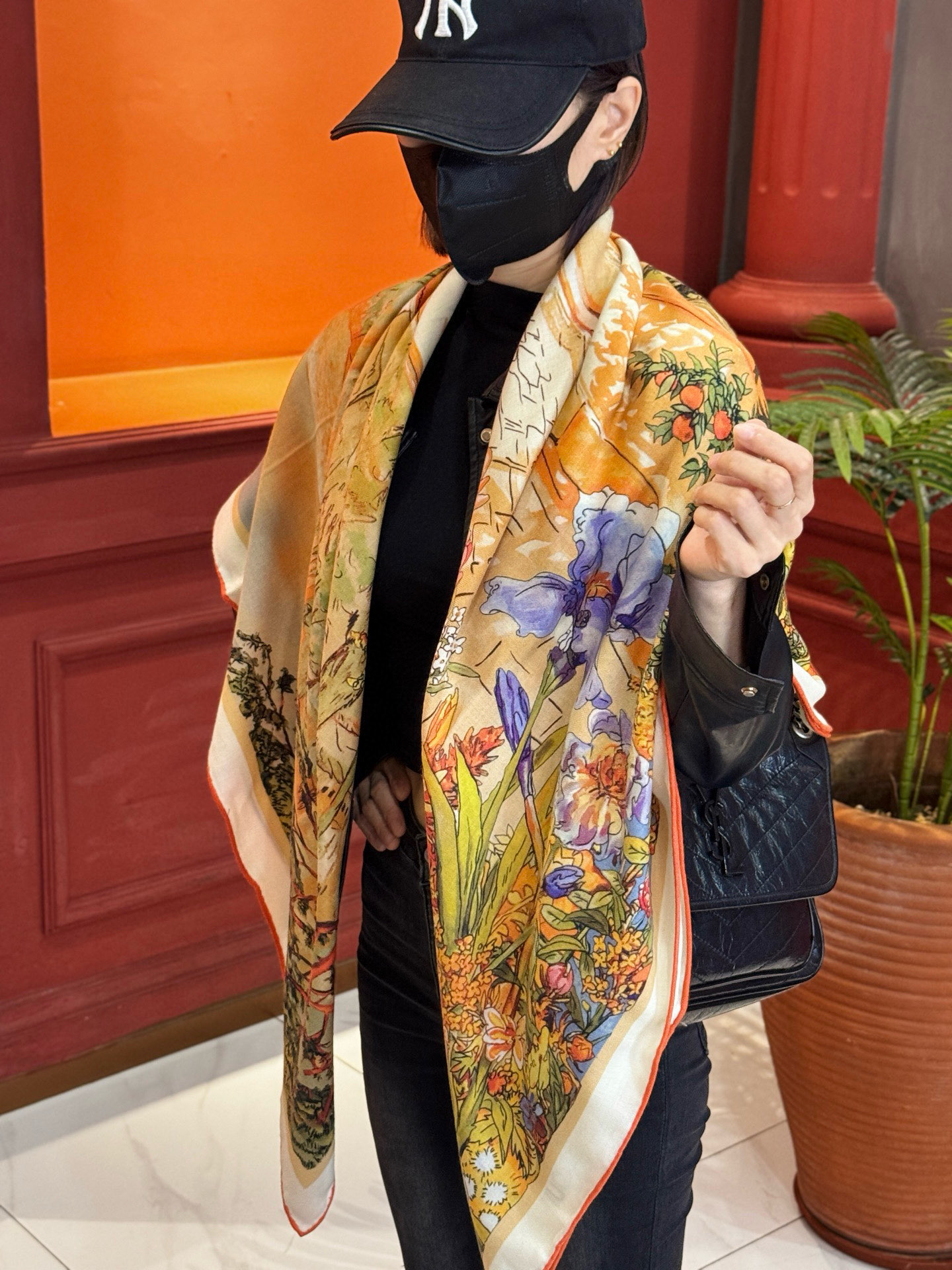 140双面丝毛披肩… LV手工卷边丝毛方巾（30%桑蚕丝70%羊毛）这款经典单品展现强大而迷人的女性魅力