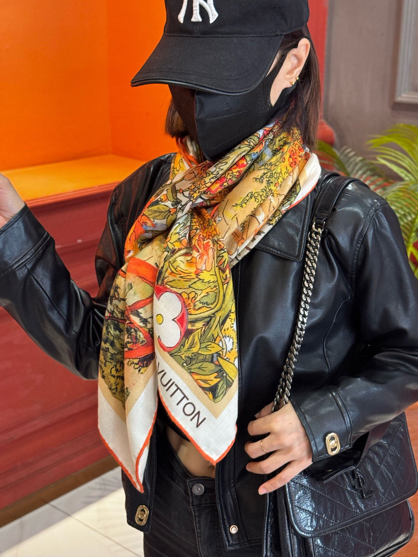 140双面丝毛披肩… LV手工卷边丝毛方巾（30%桑蚕丝70%羊毛）这款经典单品展现强大而迷人的女性魅力