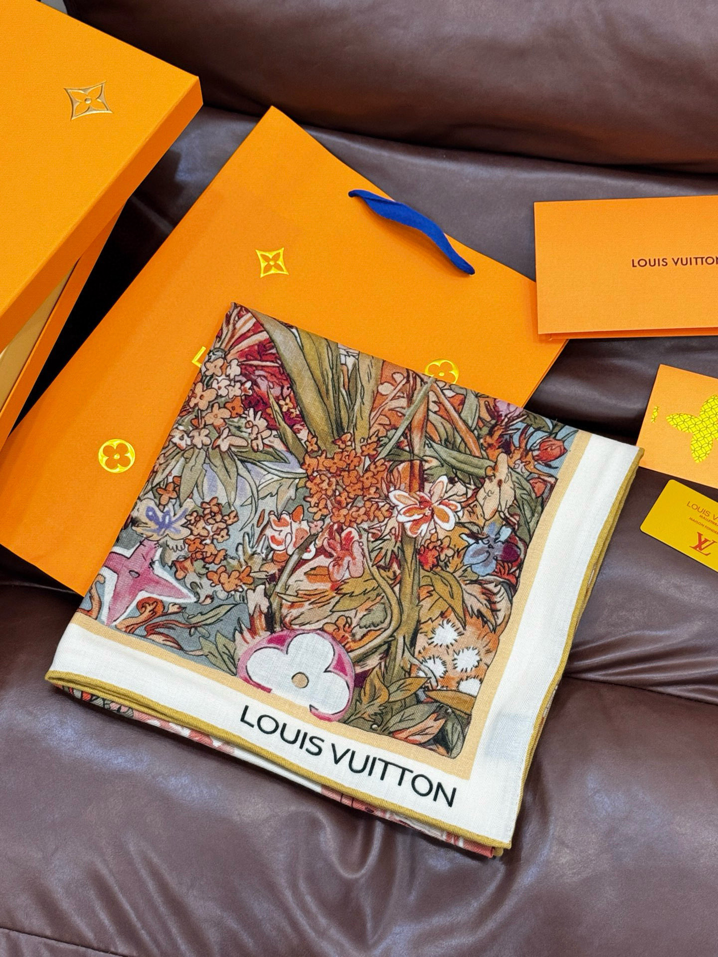 140双面丝毛披肩… LV手工卷边丝毛方巾（30%桑蚕丝70%羊毛）这款经典单品展现强大而迷人的女性魅力