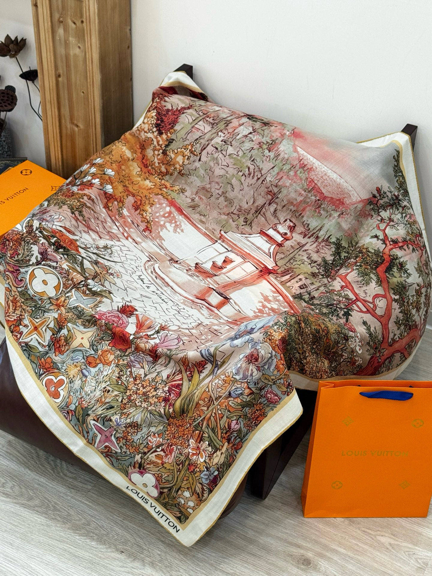 140双面丝毛披肩… LV手工卷边丝毛方巾（30%桑蚕丝70%羊毛）这款经典单品展现强大而迷人的女性魅力