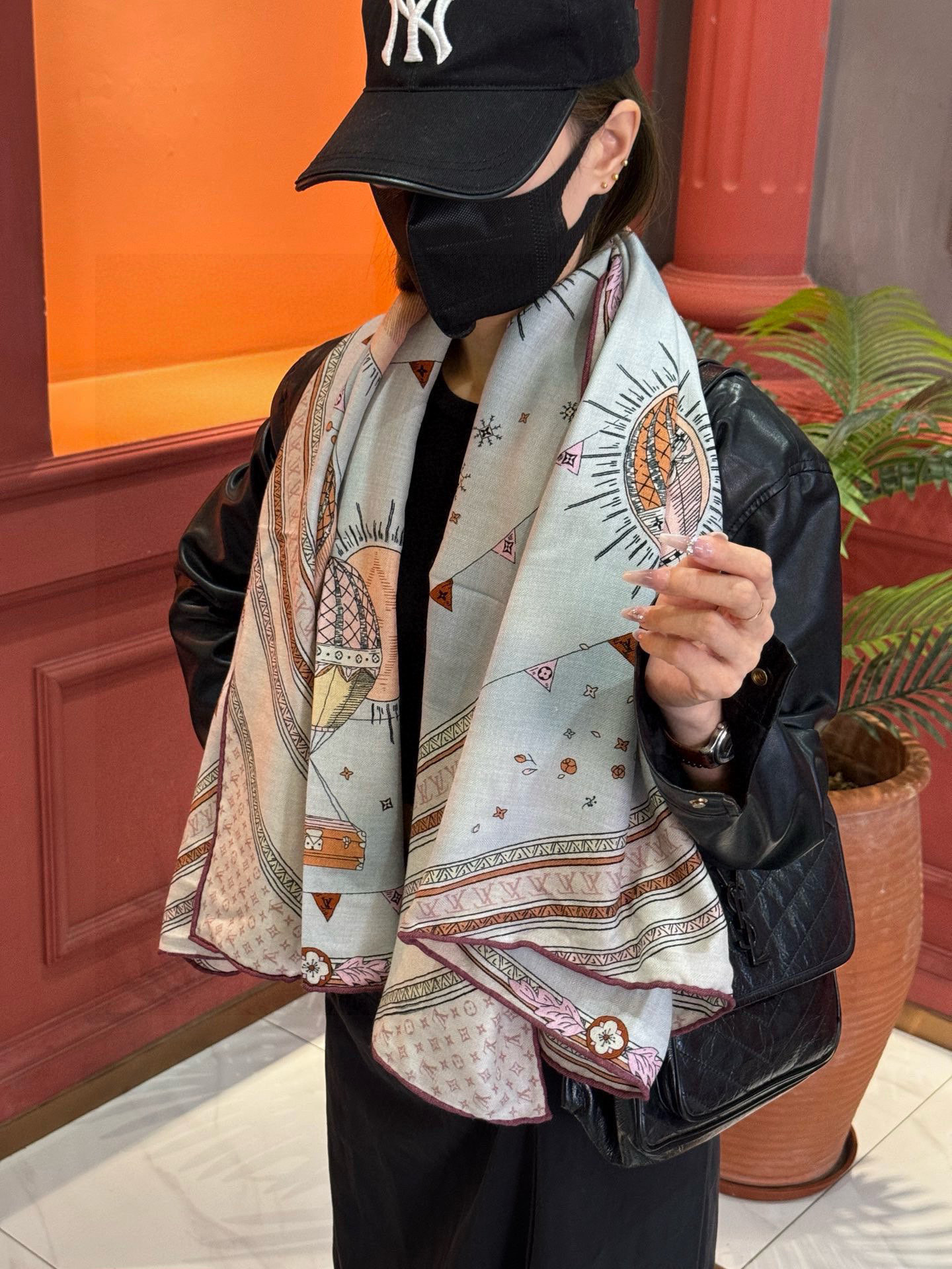 ❄【双面同色】原单Lv140cm丝绒方巾，《热气球》，本款方巾全新加入 U价🉐️ and Away 系列