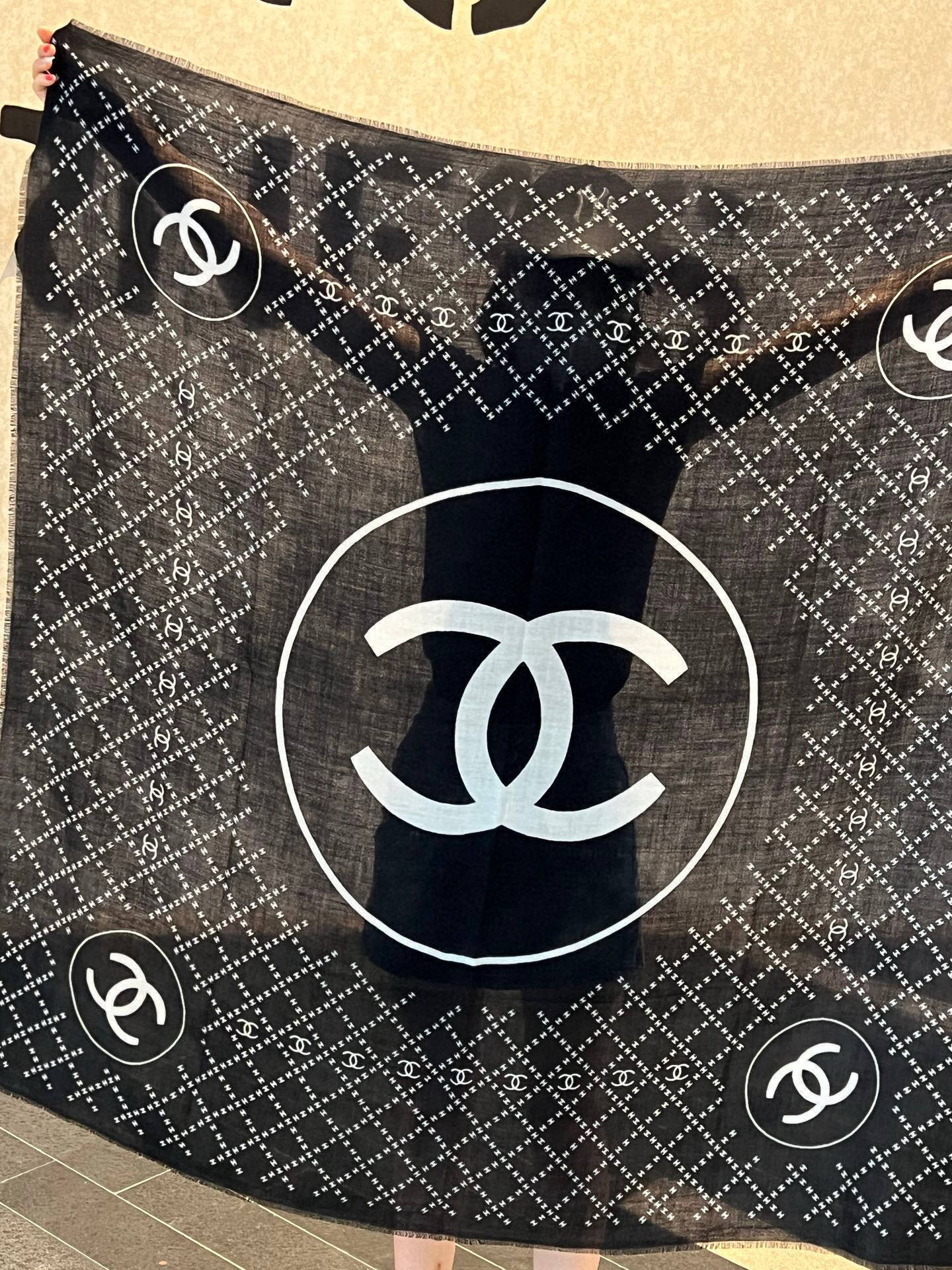 新款💖💖💃🏻💃🏻小香【双C标志网格方巾140】须边羊绒方巾‼️抢‼️VIP推荐 ‼️👍下手一定要快【高端