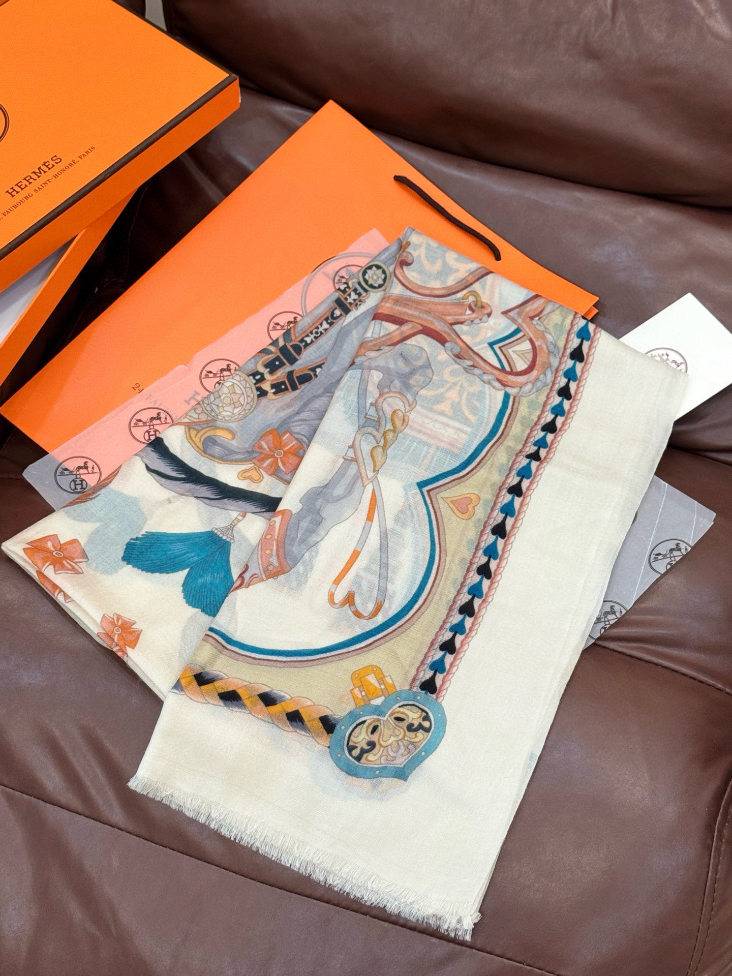 专柜同步 Hermes家买了都说好看【马鞍羊绒长巾】‼️推荐💕顶级工艺超值‼️爱马仕专柜爆款🎁🎁羊绒长巾