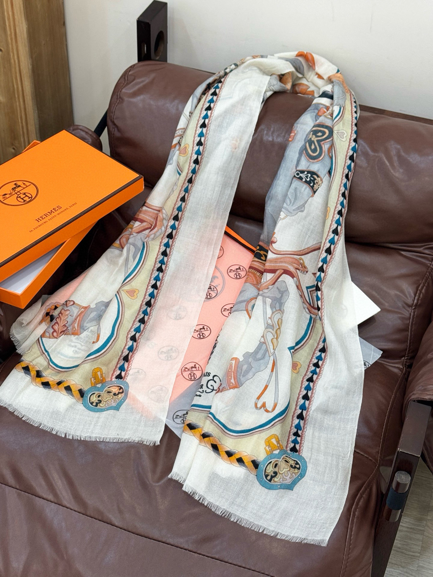 专柜同步 Hermes家买了都说好看【马鞍羊绒长巾】‼️推荐💕顶级工艺超值‼️爱马仕专柜爆款🎁🎁羊绒长巾