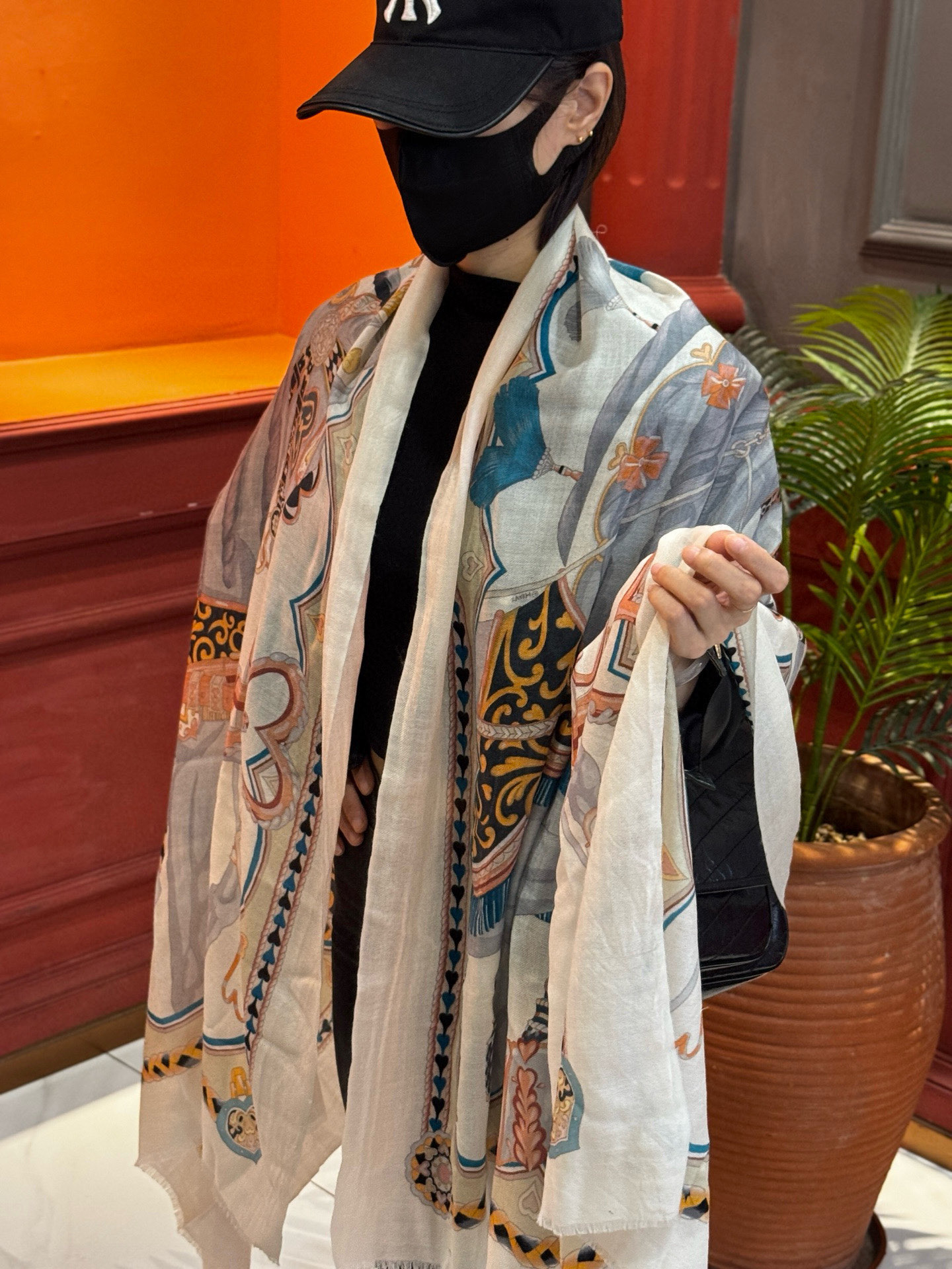 NO:342517,The counter is synchronized. Hermes's home says it looks good when buying it. [Sador Cashmere Long Scarf] Recommended top-level craftsmanship and value. Hermes counter hot cashmere long scarf three-dimensional presentation pattern and pattern real objects. The special craftsmanship is amazingly developed and developed. Special cutting-edge craftsmanship is loved by Bai Fumei. Whether it is the quality, style, price, they scream. Super high cost performance, it is definitely worth buying. Size 100*200 high-version scarf, high-version scarf, hermes, hermes19860909专柜同步 Hermes家买了都说好看【马鞍羊绒长巾】推荐顶级工艺超值爱马仕专柜爆款羊绒长巾立体呈现图案纹路实物档次极高特殊工艺高端研发惊艳问世特殊尖端工艺处理受到白富美的喜欢 无论是品质 款式 价格都令大牌控的她们尖叫 超高性价比 绝对值得入手尺寸100*200高版本围巾,高版本围巾,hermes,hermes,scarf