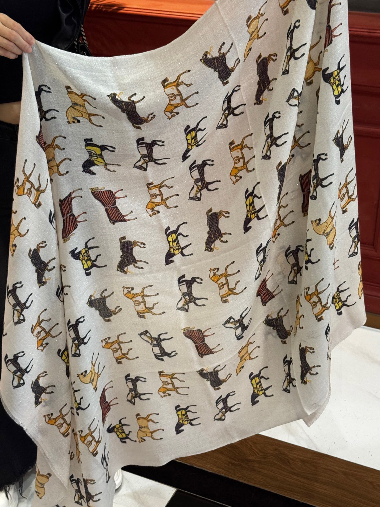 上新🌟 会发光发亮的围巾 💄💋新款客银丝+💖羊绒面料长巾 😘美翻了[流泪]H家【骏马披挂长巾】御用殿堂级