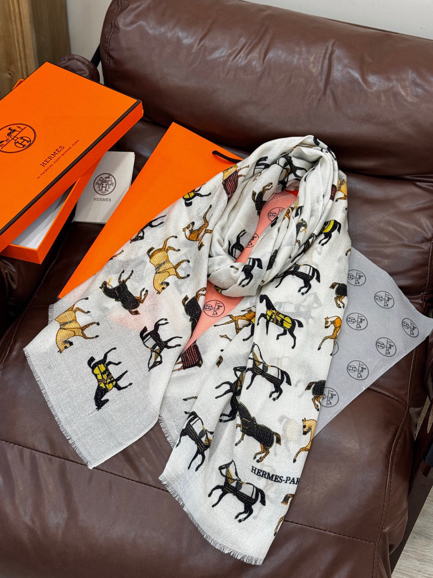 上新🌟 会发光发亮的围巾 💄💋新款客银丝+💖羊绒面料长巾 😘美翻了[流泪]H家【骏马披挂长巾】御用殿堂级