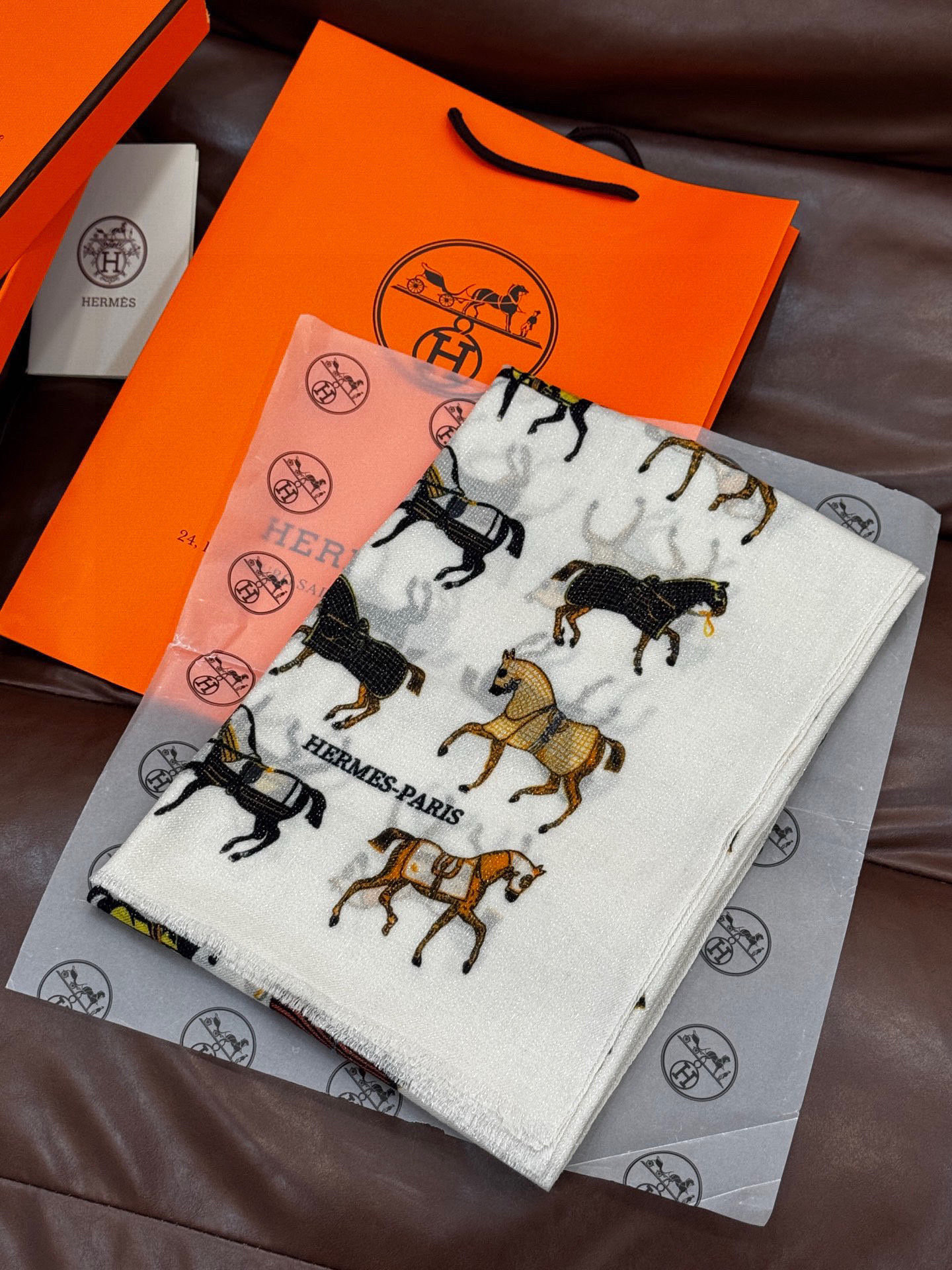 上新🌟 会发光发亮的围巾 💄💋新款客银丝+💖羊绒面料长巾 😘美翻了[流泪]H家【骏马披挂长巾】御用殿堂级