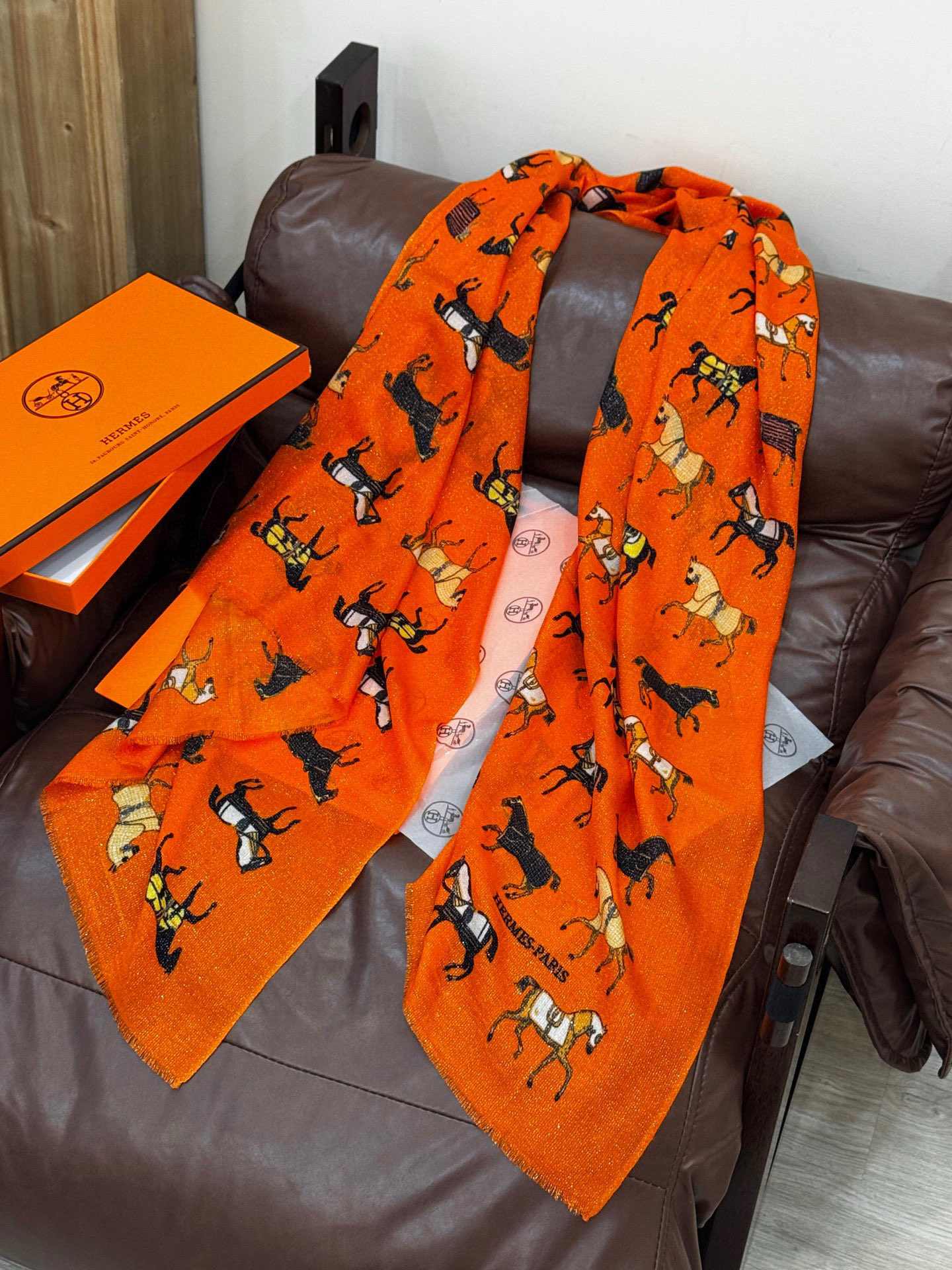 上新🌟 会发光发亮的围巾 💄💋新款客银丝+💖羊绒面料长巾 😘美翻了[流泪]H家【骏马披挂长巾】御用殿堂级